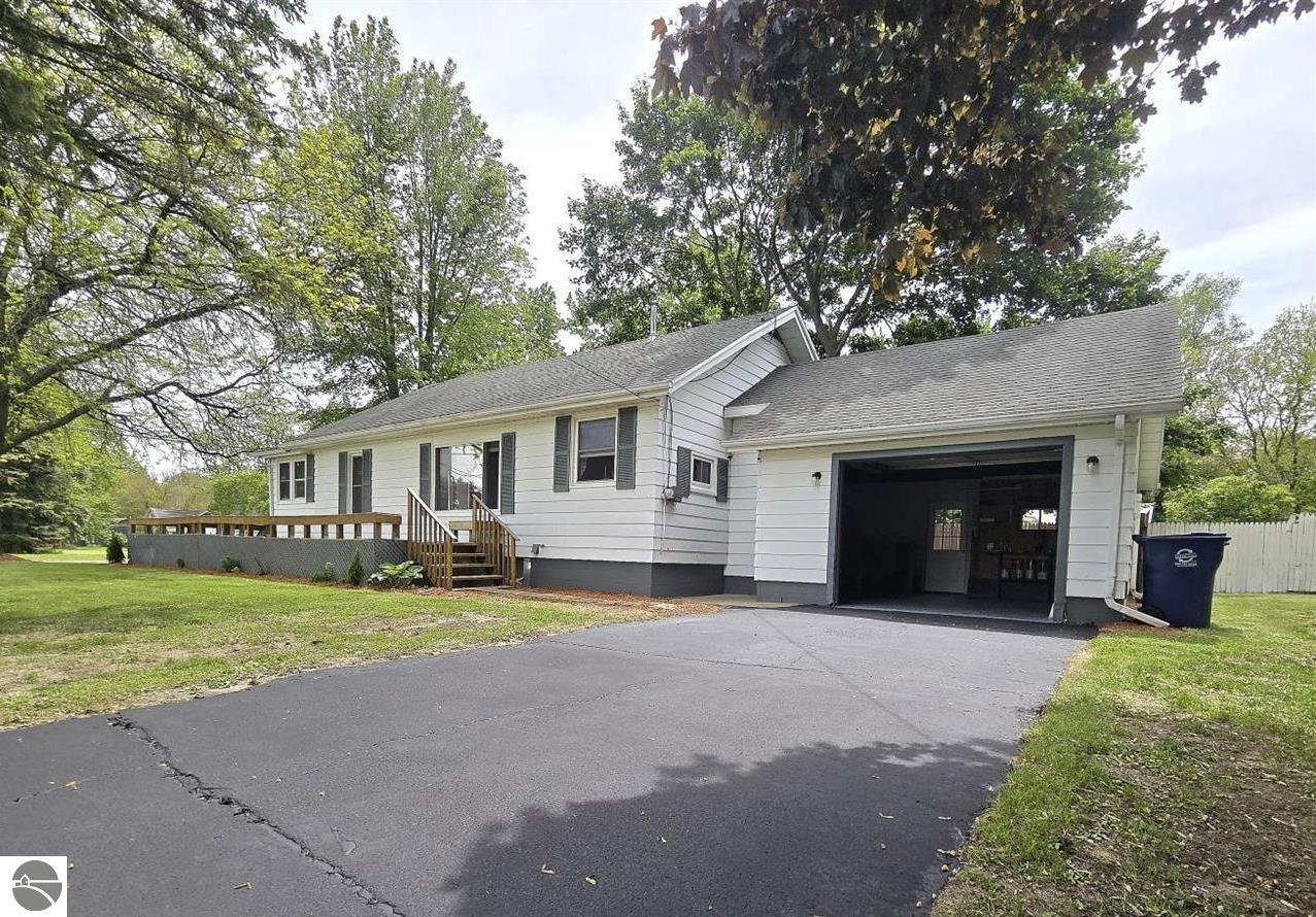 425 Wright Street, Breckenridge, MI 48615 — Photo 2
