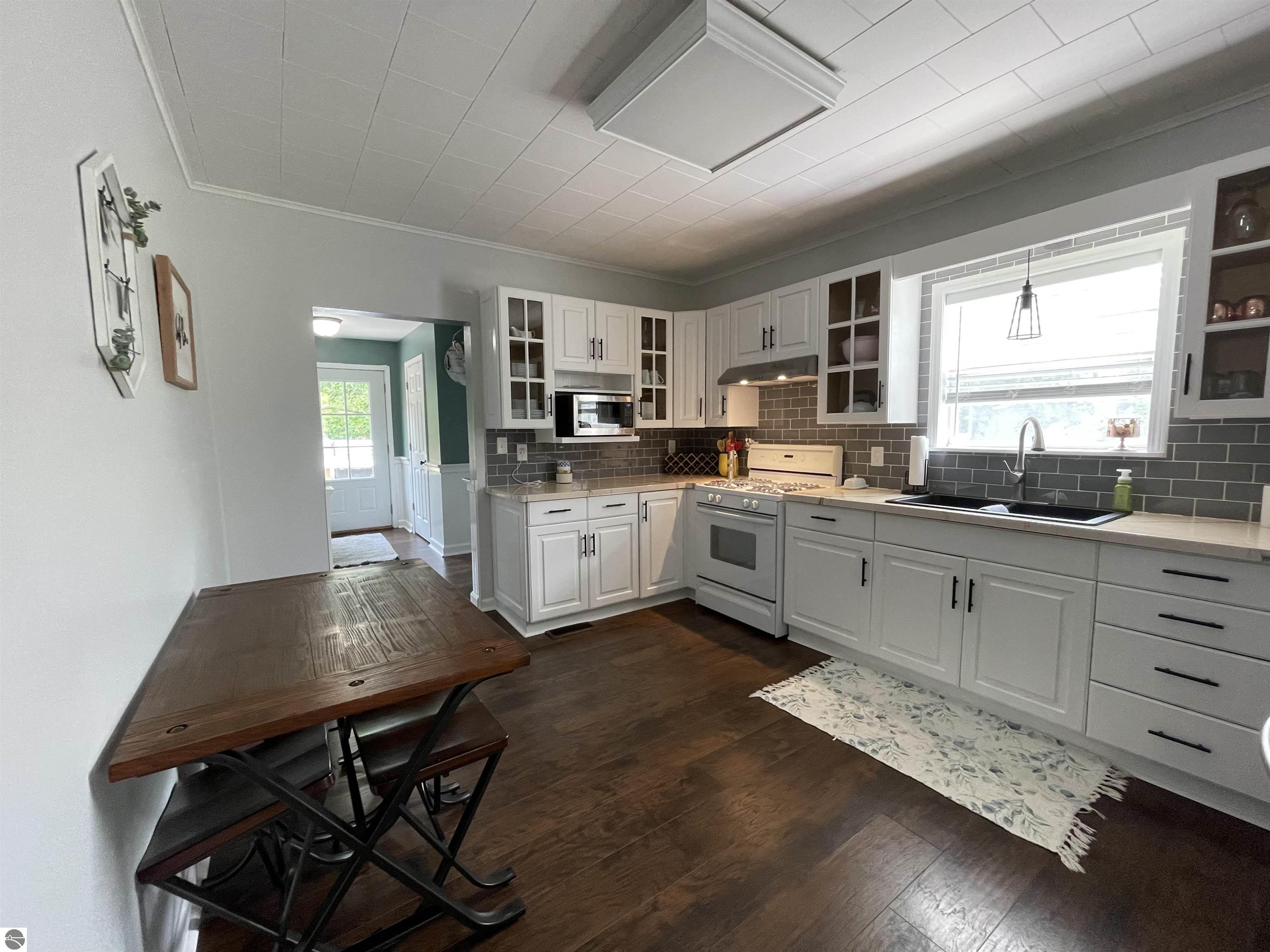 810 Cedar Street, Clare, MI 48617 — Photo 22