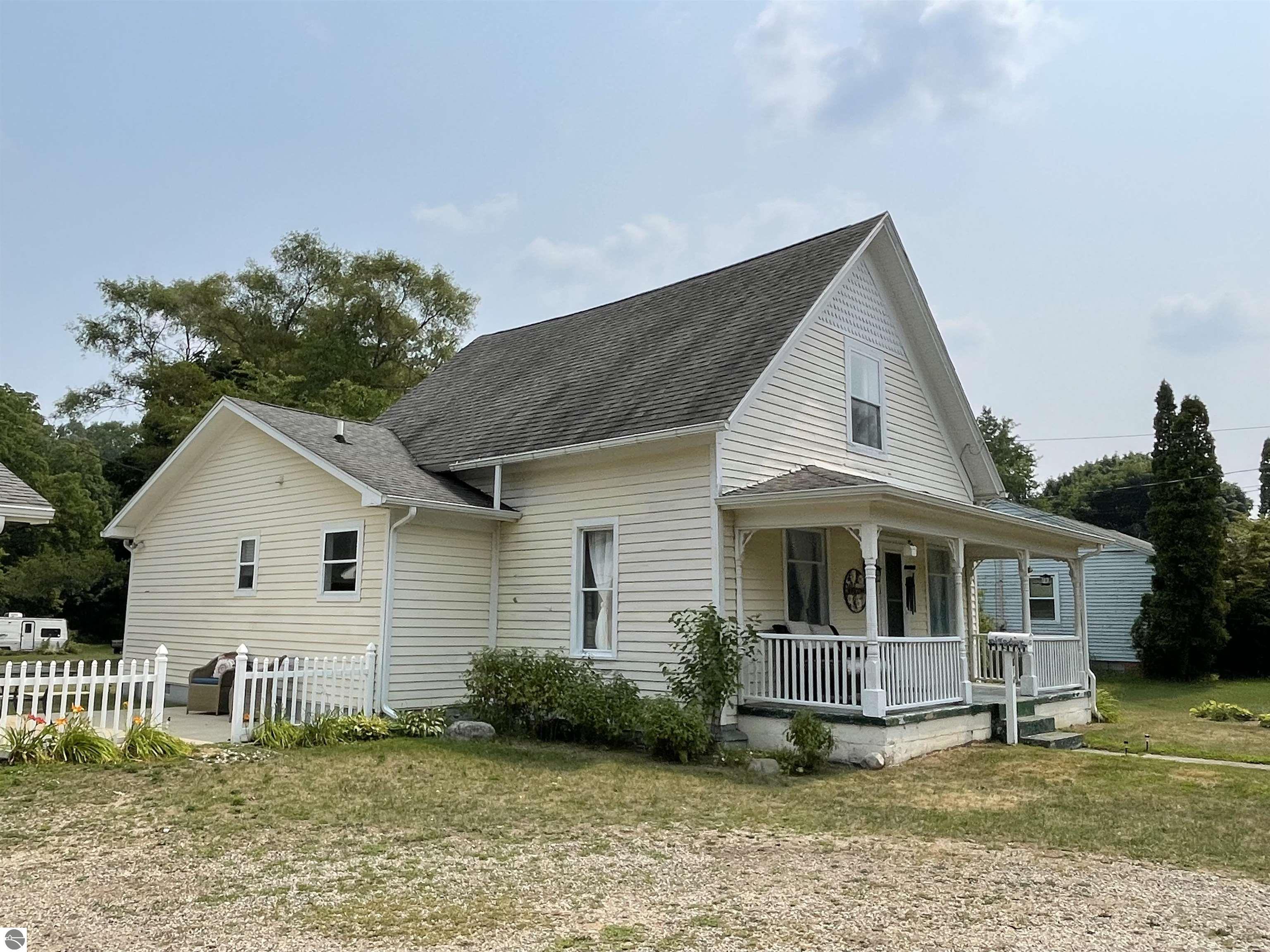 810 Cedar Street, Clare, MI 48617 — Photo 4