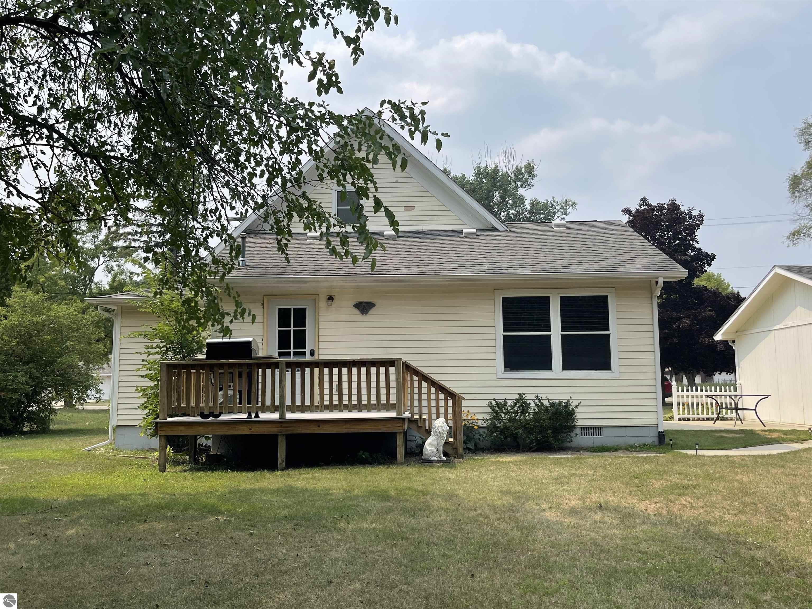 810 Cedar Street, Clare, MI 48617 — Photo 7