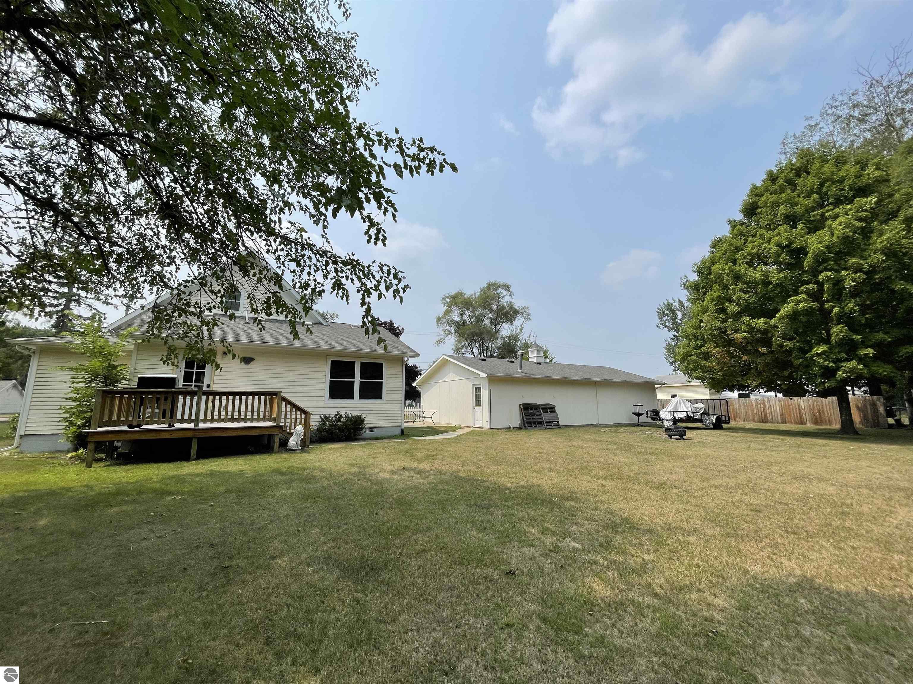 810 Cedar Street, Clare, MI 48617 — Photo 8