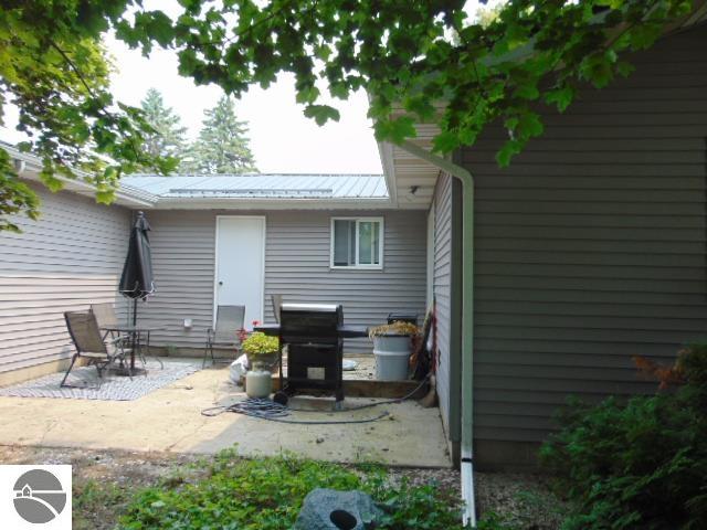 520 Wright Street, Breckenridge, MI 48615 — Photo 2