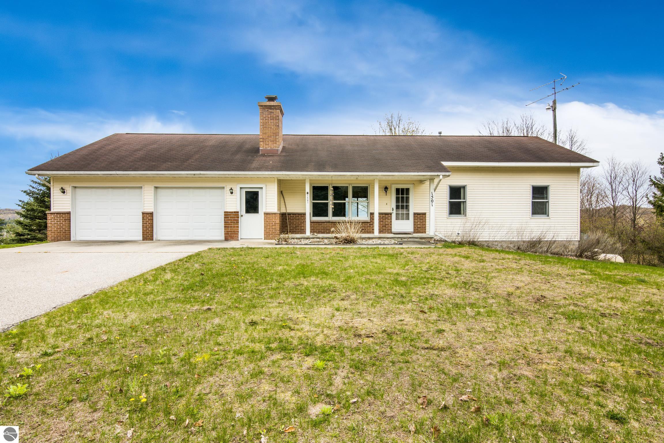 1501 S Ruby Lane, Lake Leelanau, MI 49653 — front exterior