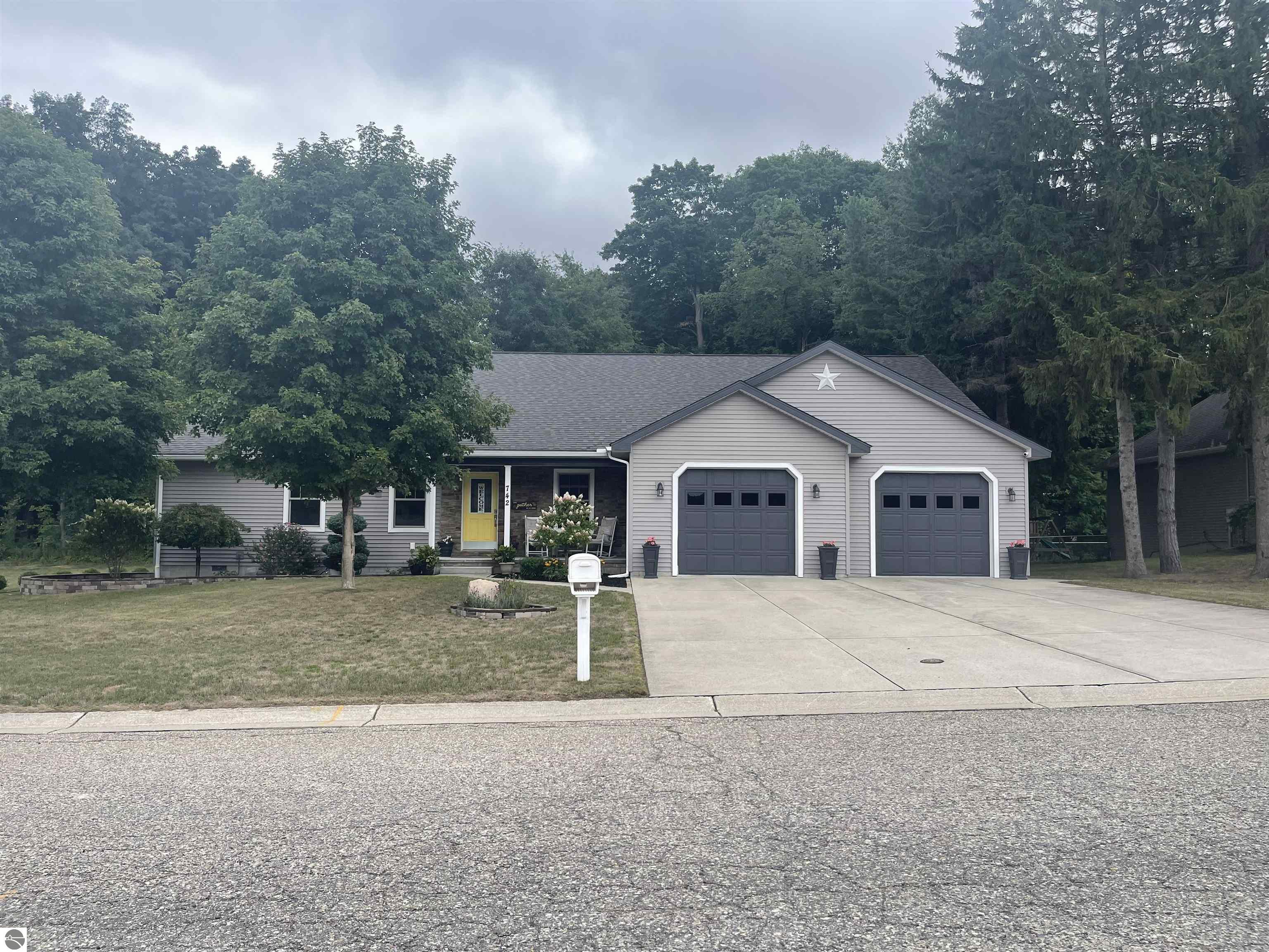 742 Blossomwood Drive, Clare, MI 48617 — Photo 2