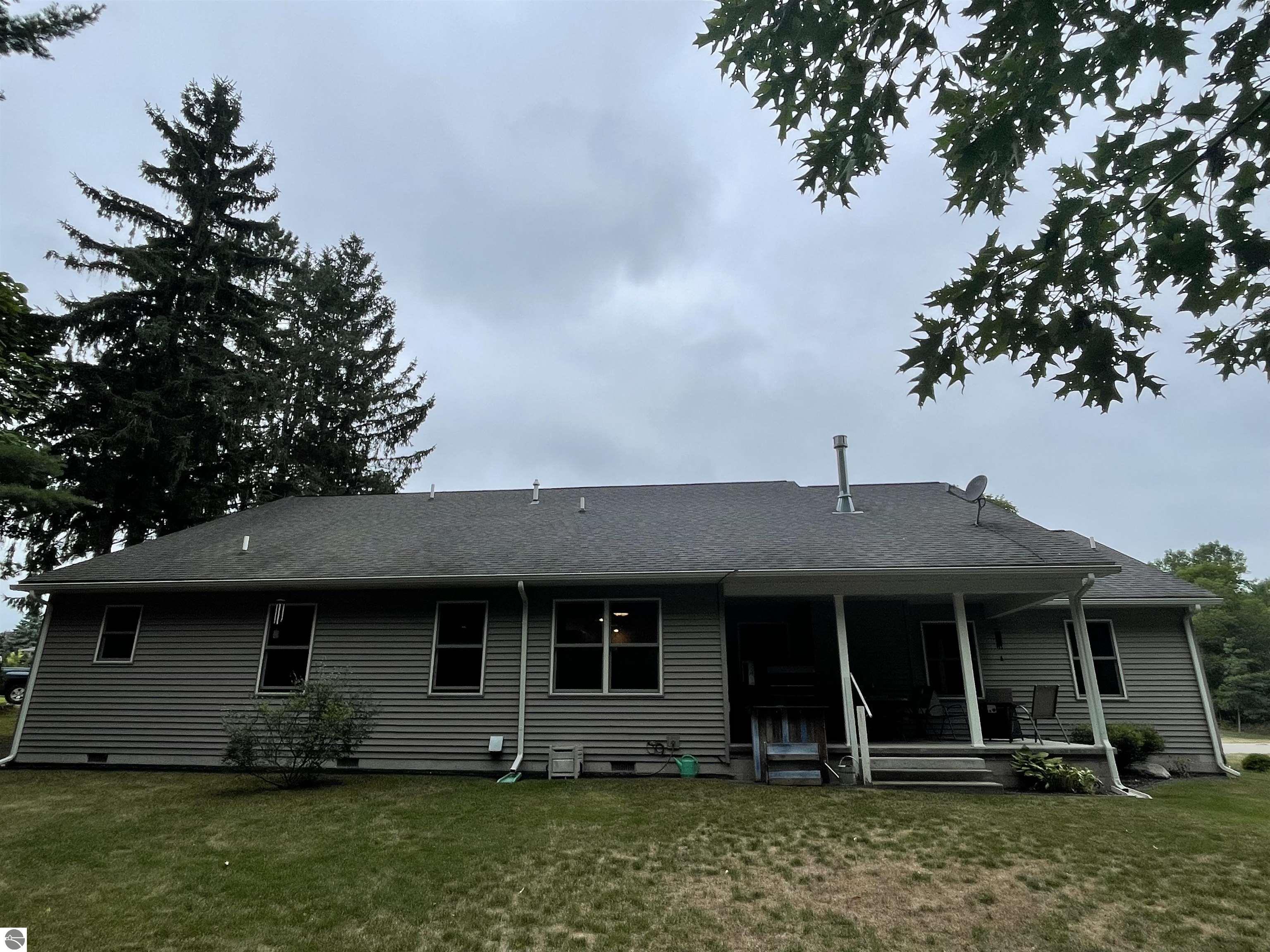 742 Blossomwood Drive, Clare, MI 48617 — Photo 9