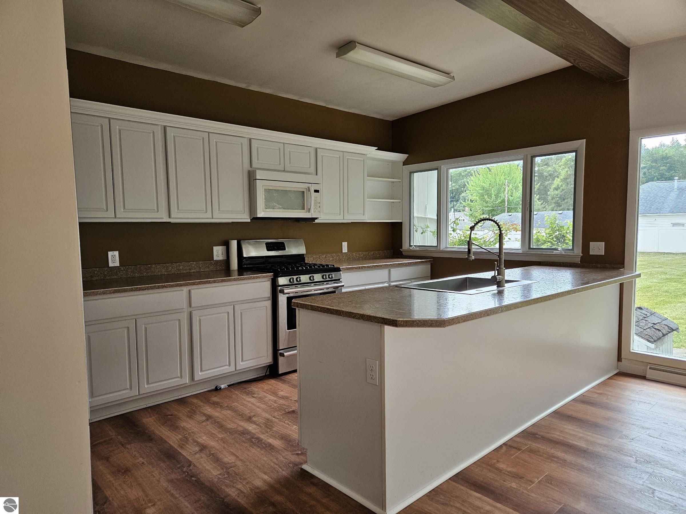 713 W Lincoln Street, East Tawas, MI 48730 — Photo 2