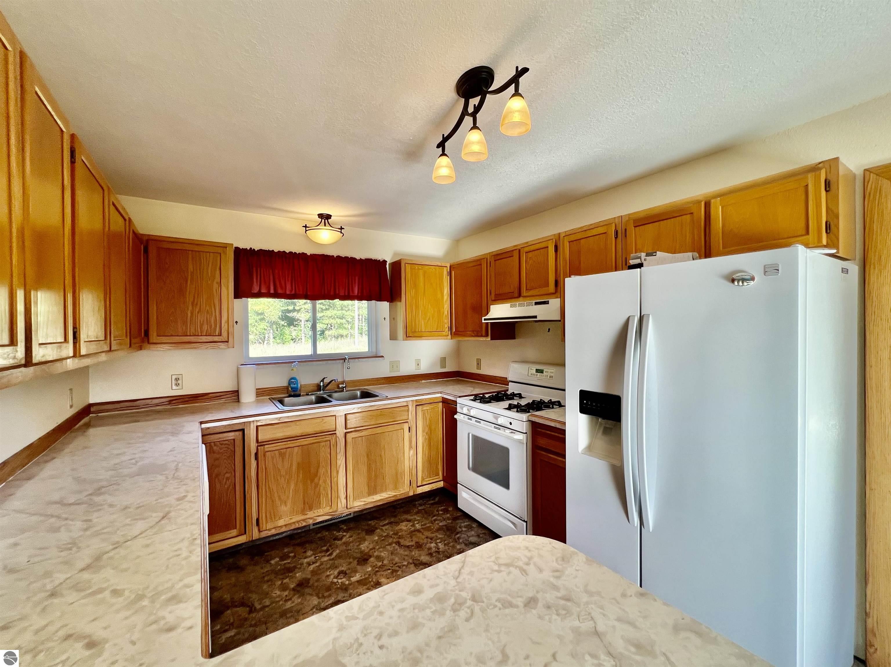 10911 E Lake Montcalm Road, Riverdale, MI 48877 — Photo 12