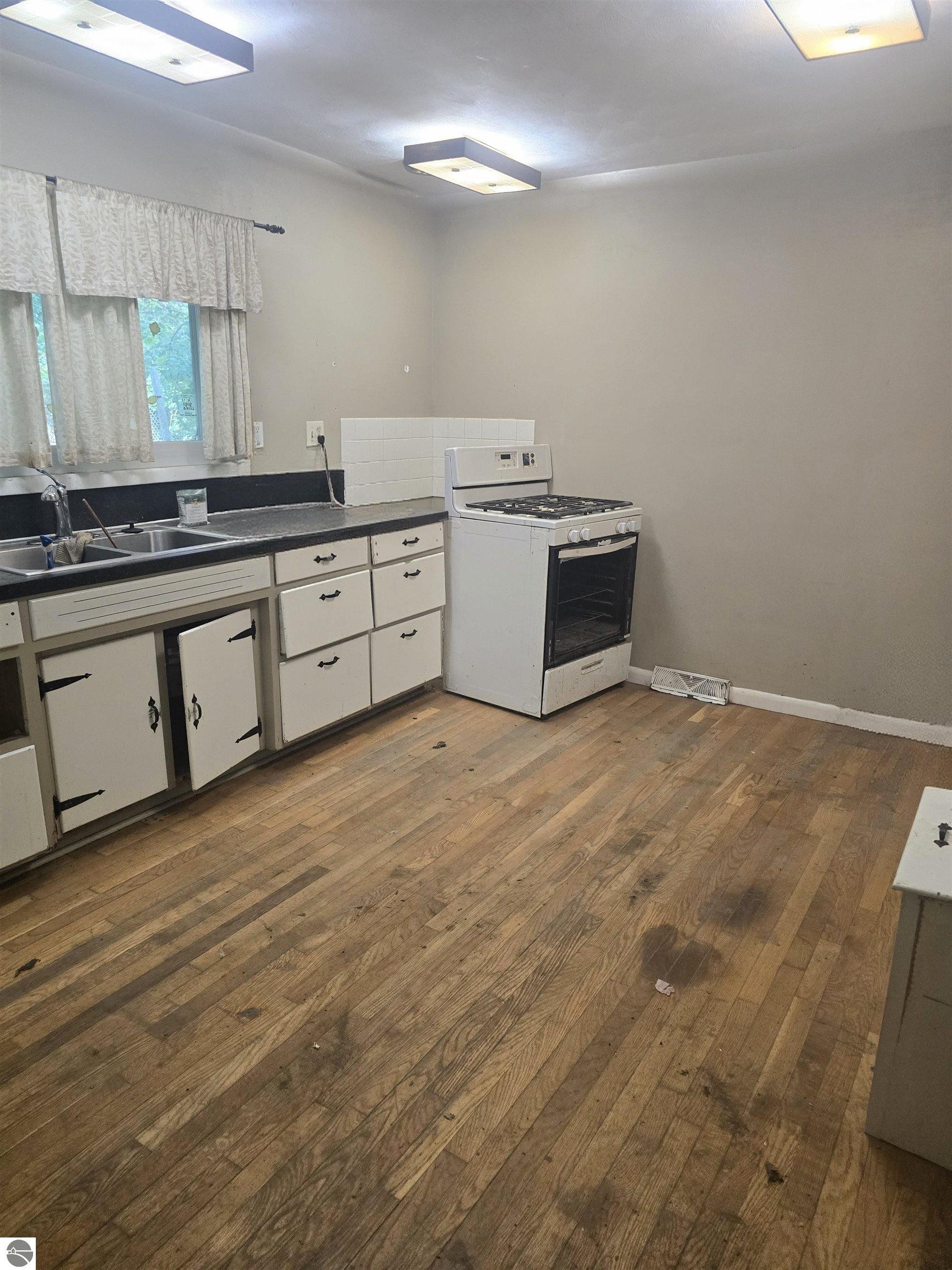415 N Pine River Street, Ithaca, MI 48847 — Photo 5