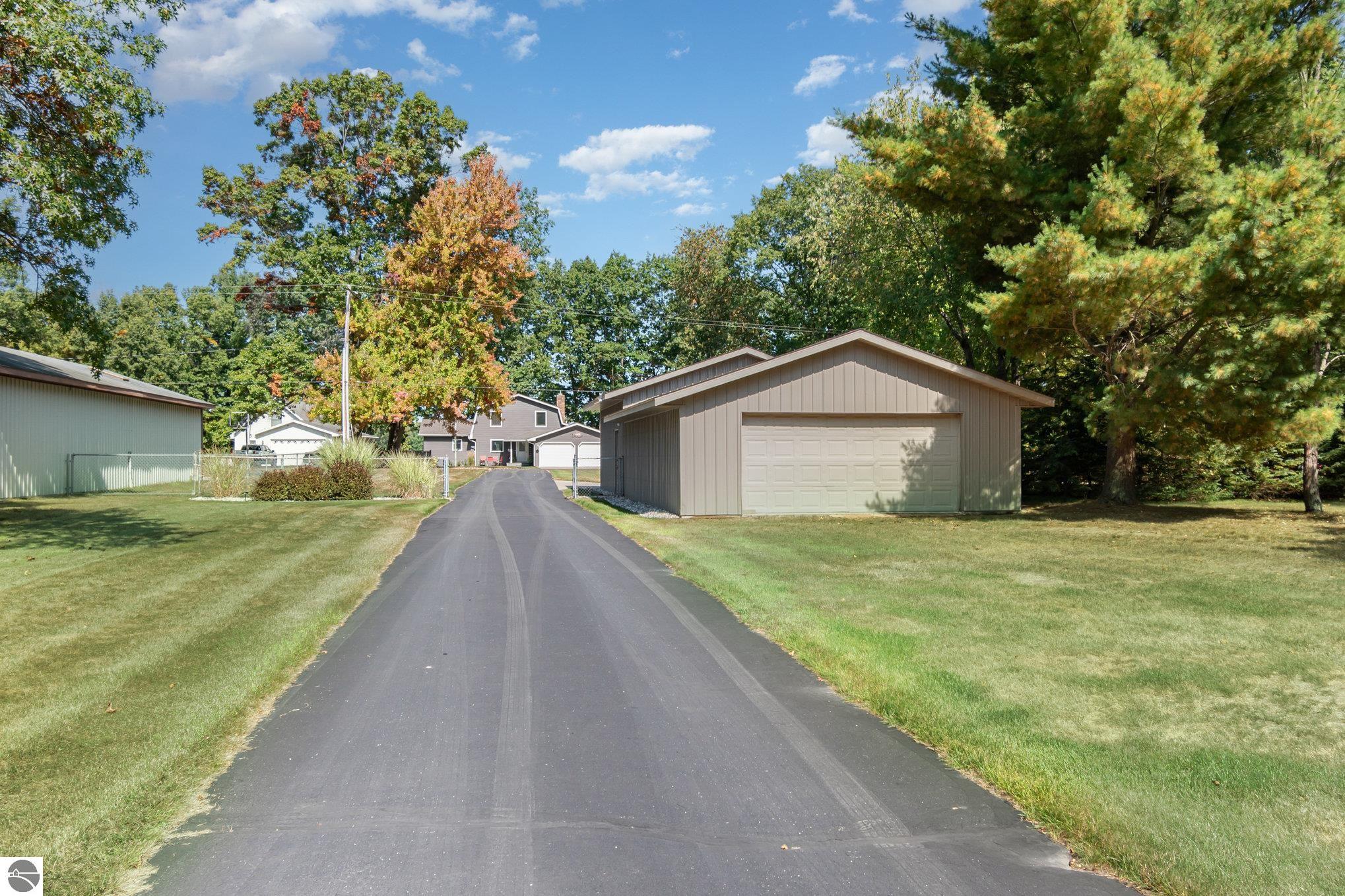 11784 S Shore Drive, Lake, MI 48632 — Photo 33