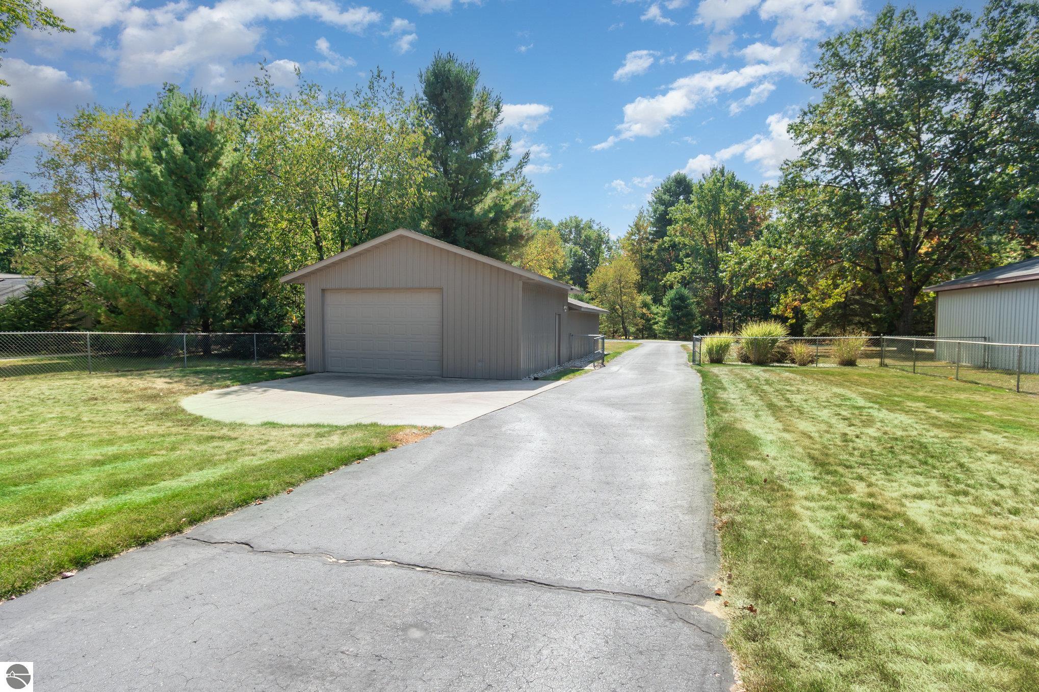 11784 S Shore Drive, Lake, MI 48632 — Photo 34