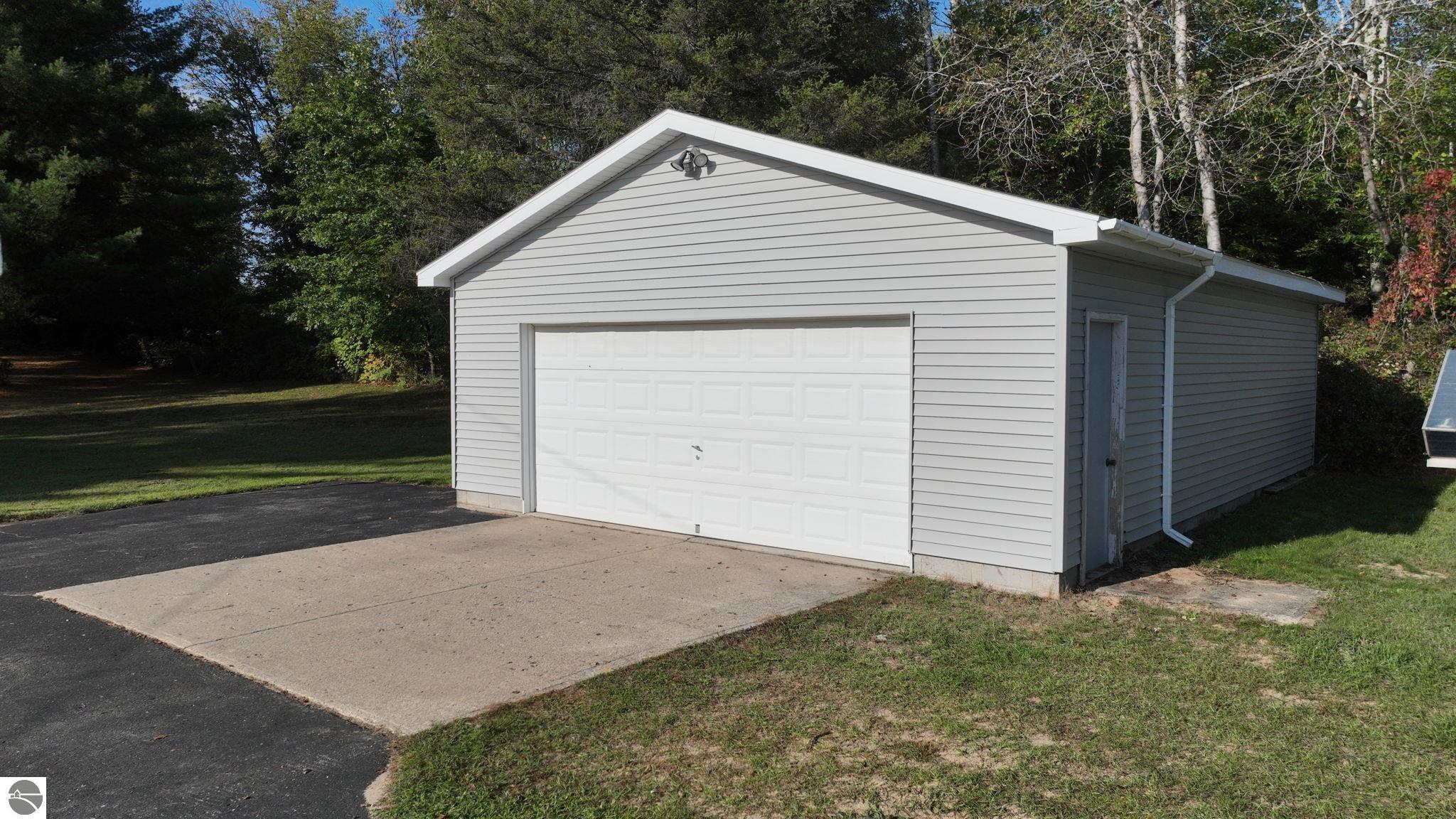 8757 Reiss Drive, Farwell, MI 48622 — Photo 33