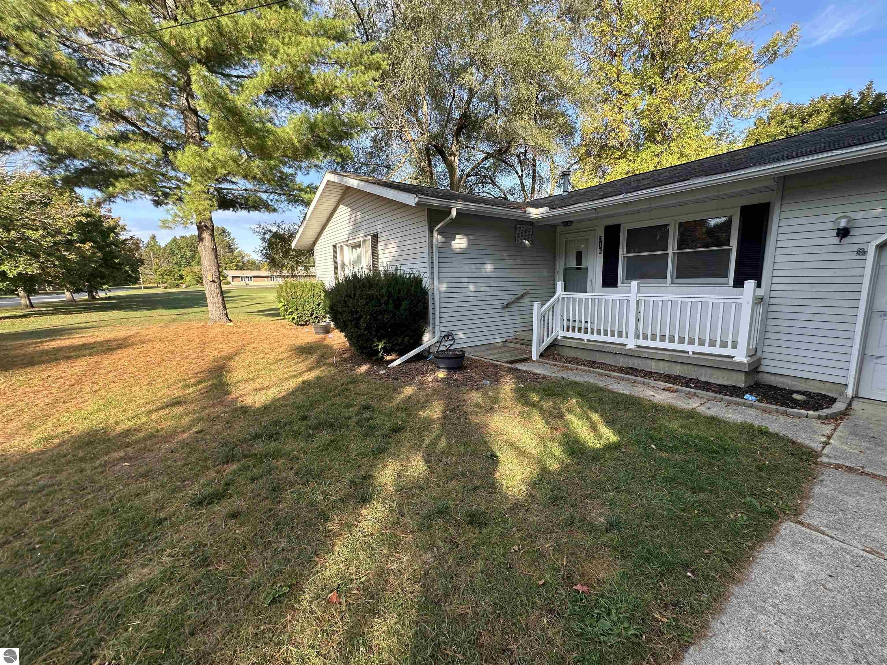 319 Forest Avenue, Clare, MI 48617 — Photo 3