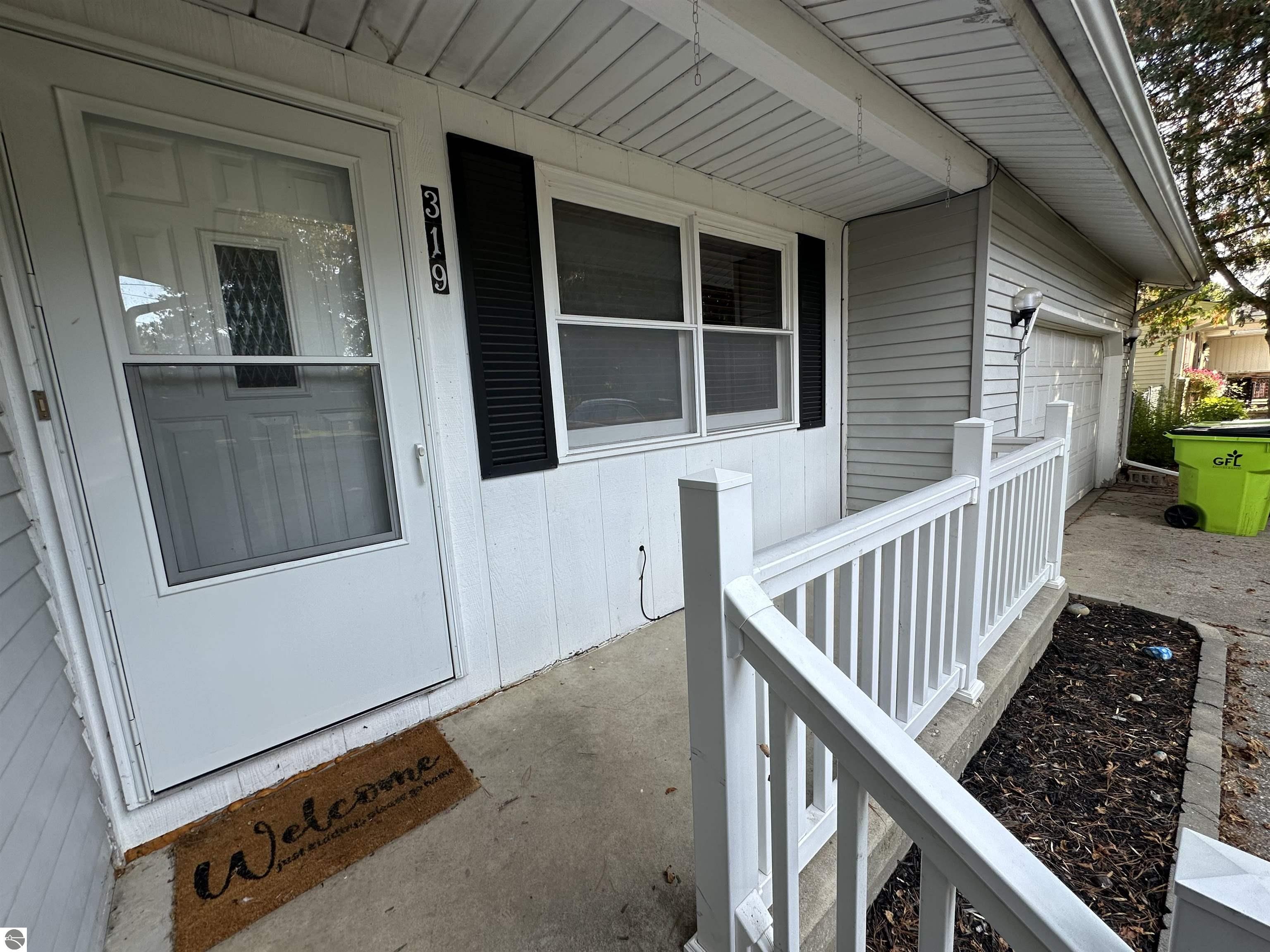 319 Forest Avenue, Clare, MI 48617 — Photo 4