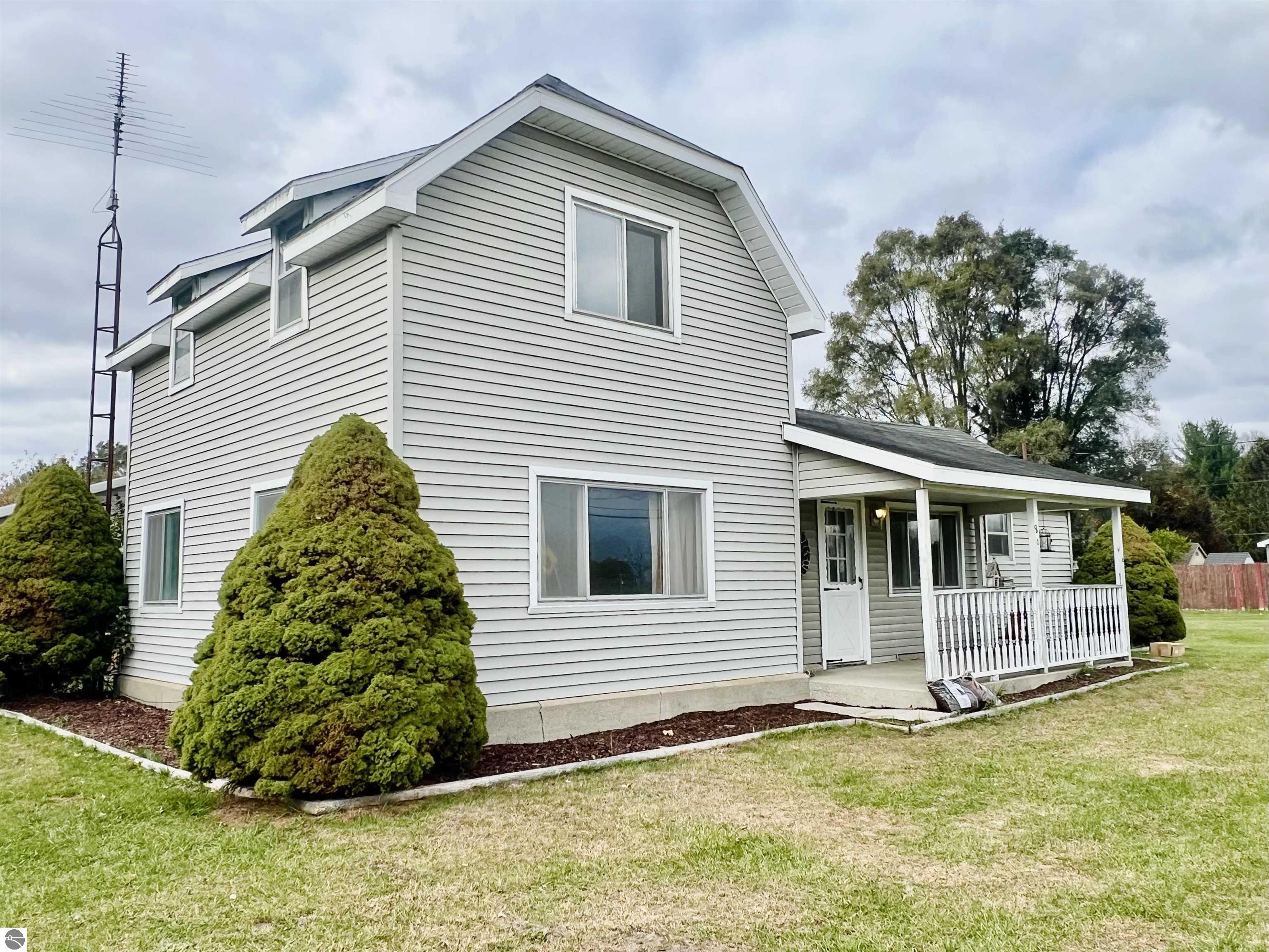 889 N Ferris Road, Sumner, MI 48889 — front exterior