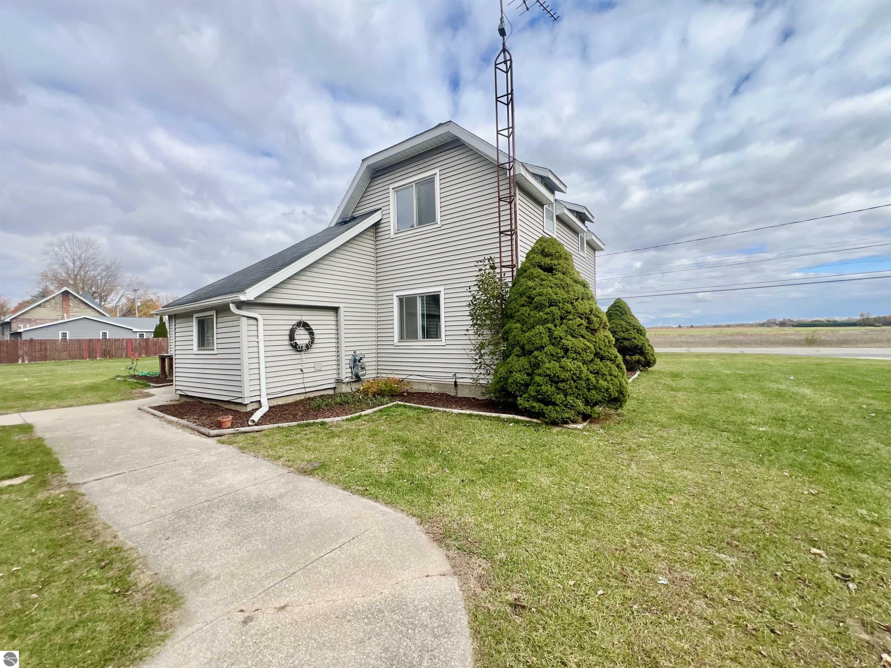 889 N Ferris Road, Sumner, MI 48889 — Photo 2