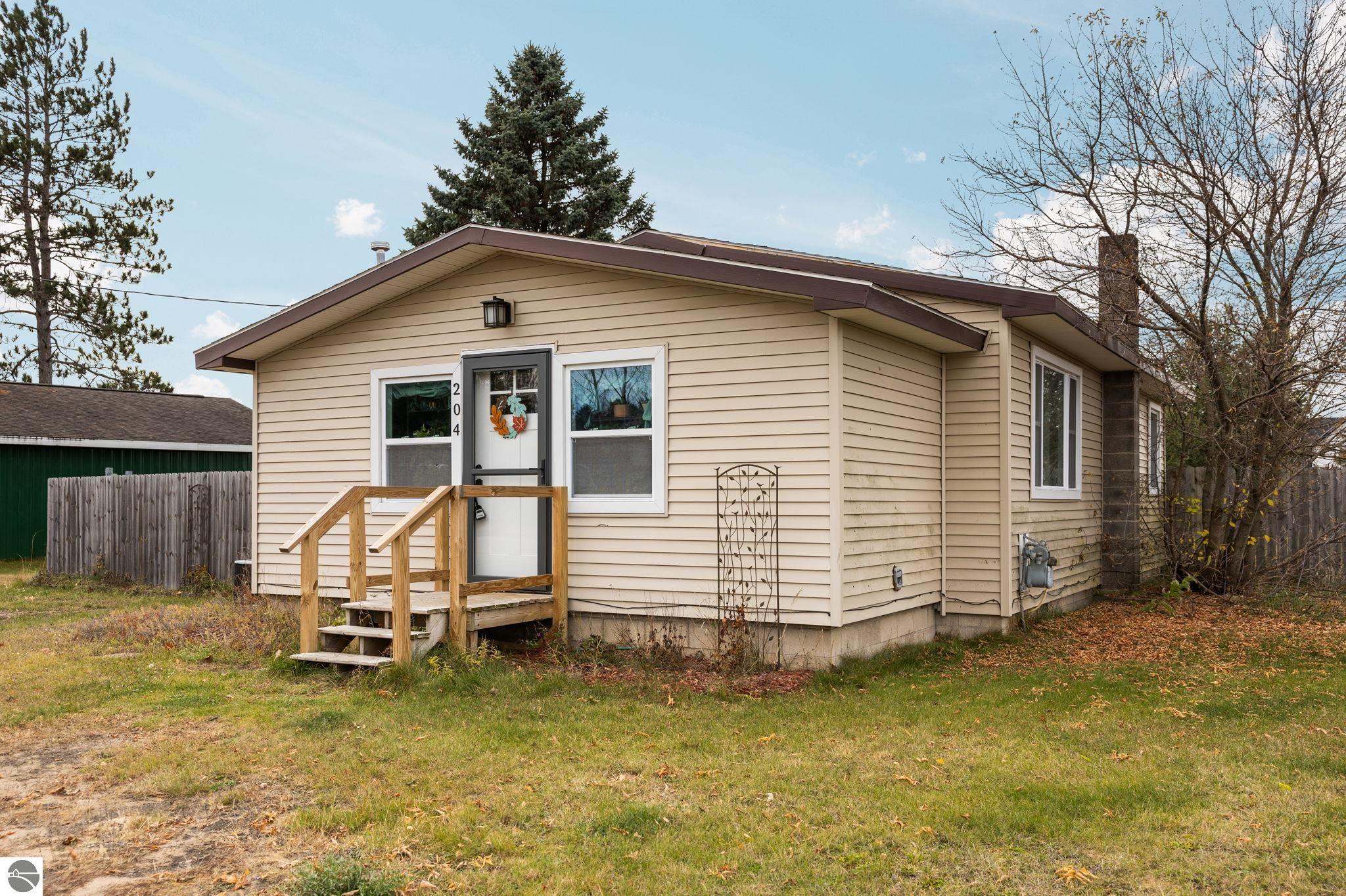 204 S Chestnut Street, Kalkaska, MI 49646 — front exterior