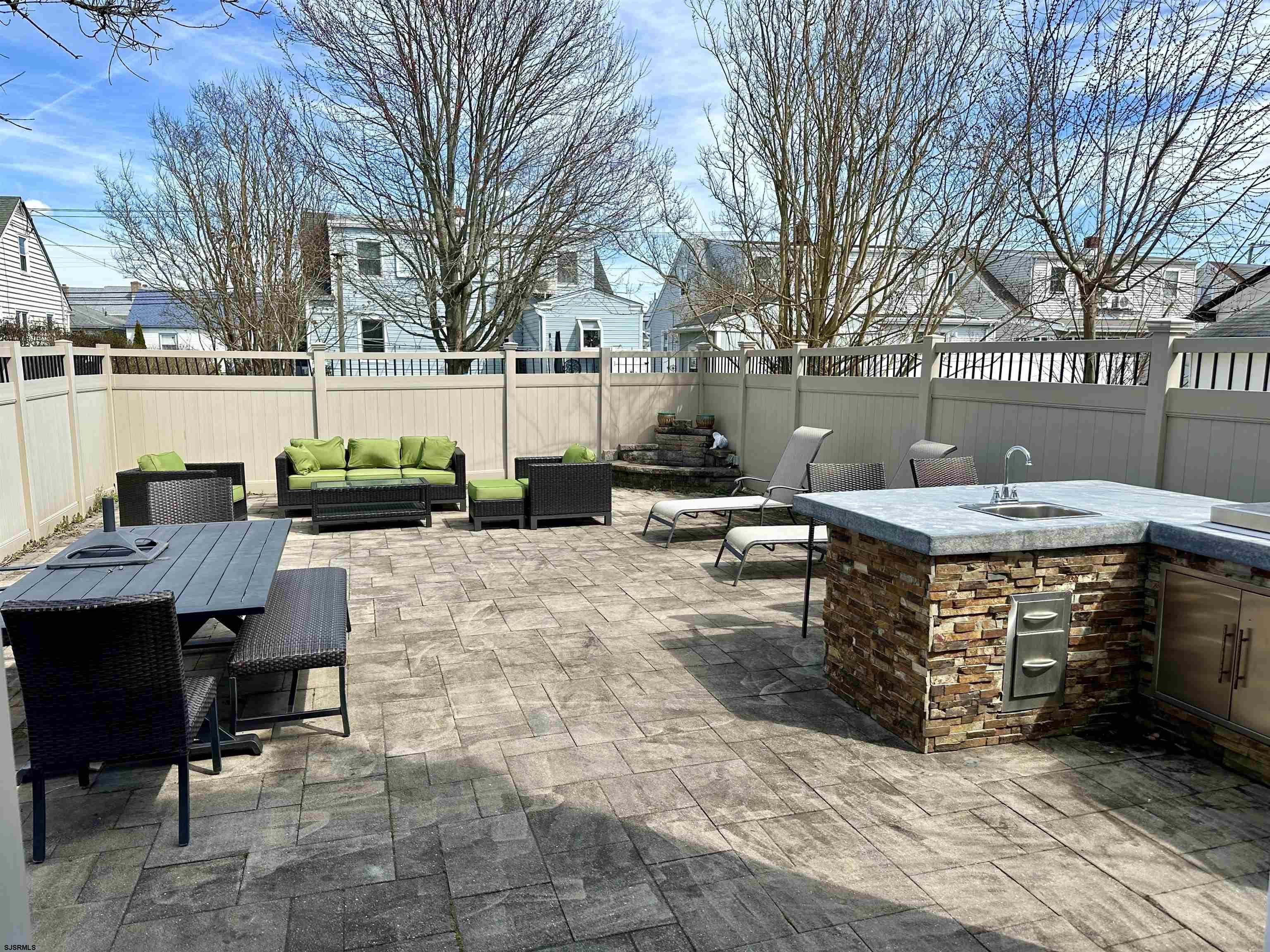 229 N Fredericksburg Ave Ave