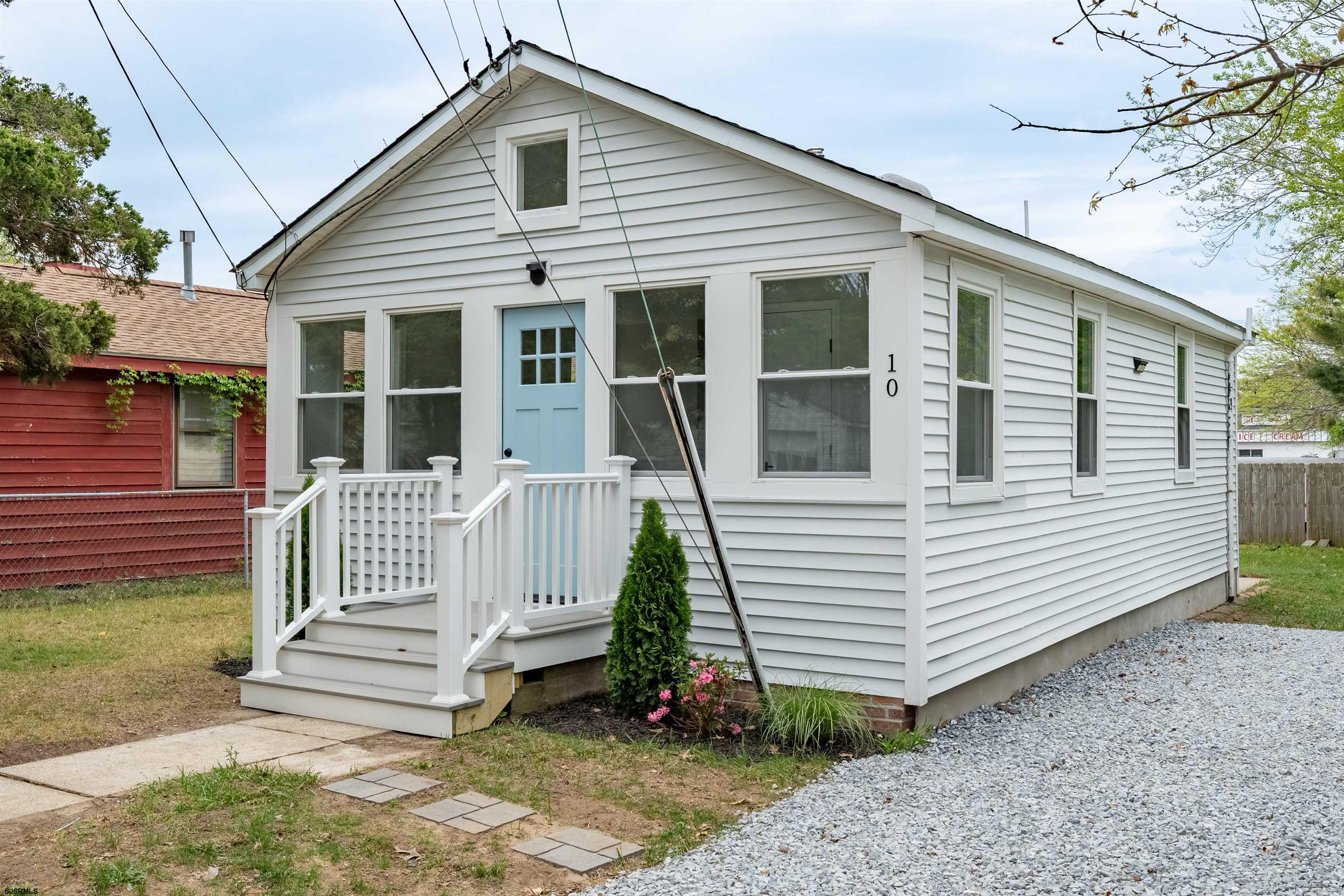10 Golden Ln, Villas