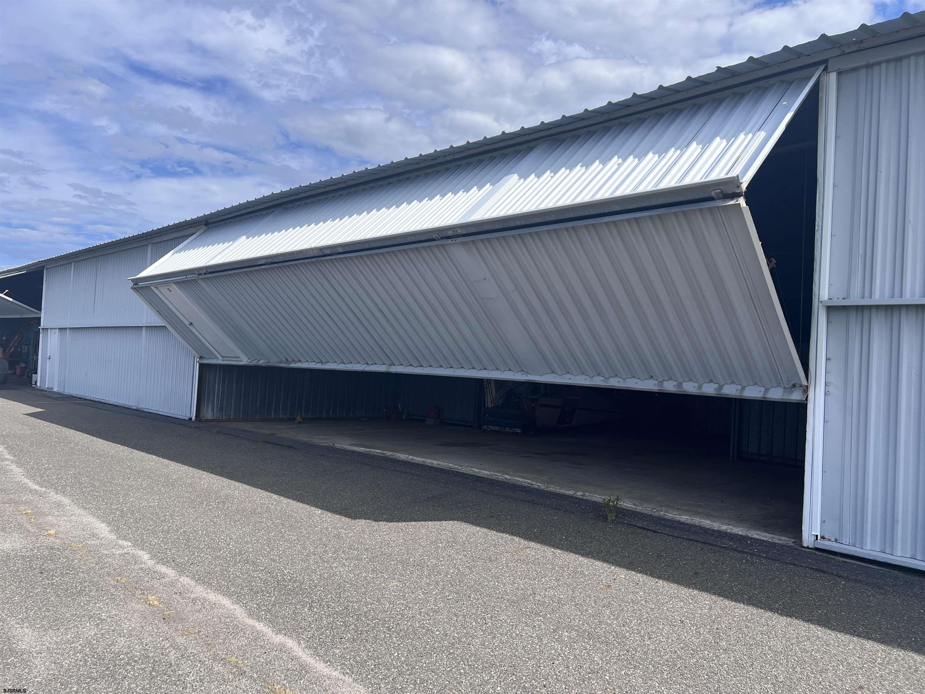 2600 Bay Avenue Airport Hang - Picture 