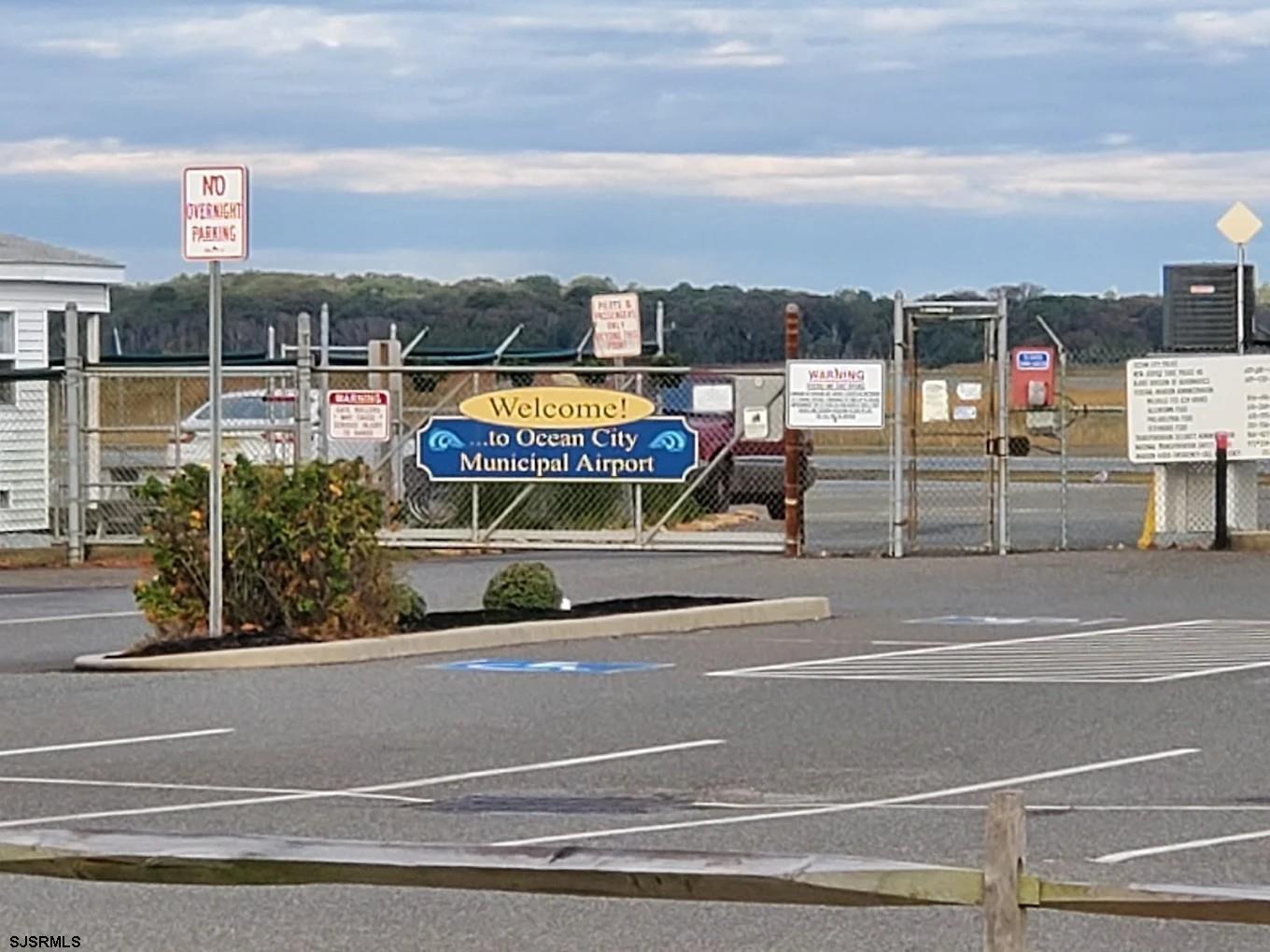 2600 Bay Avenue Airport Hang - Picture 