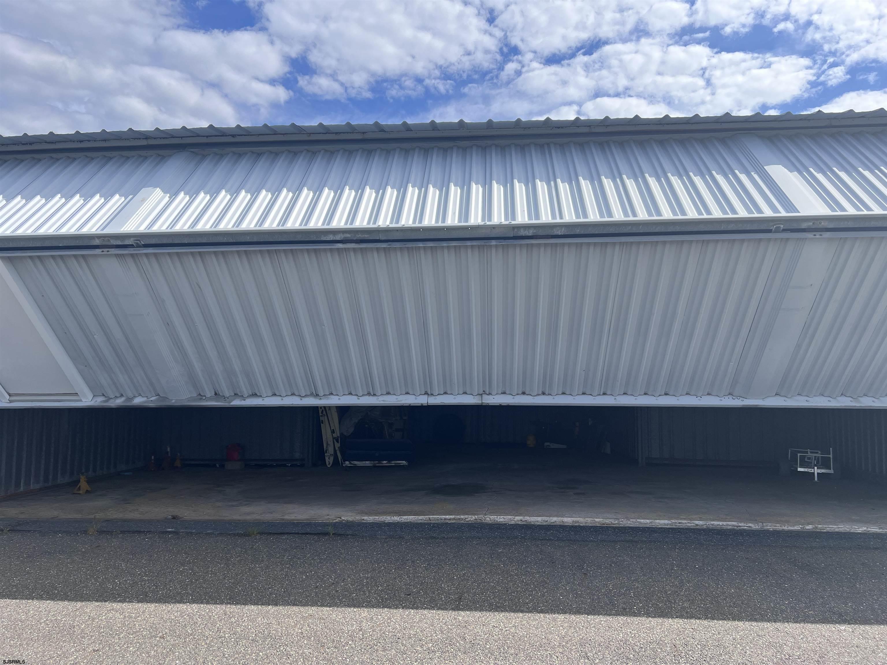 2600 Bay Avenue Airport Hang - Picture 