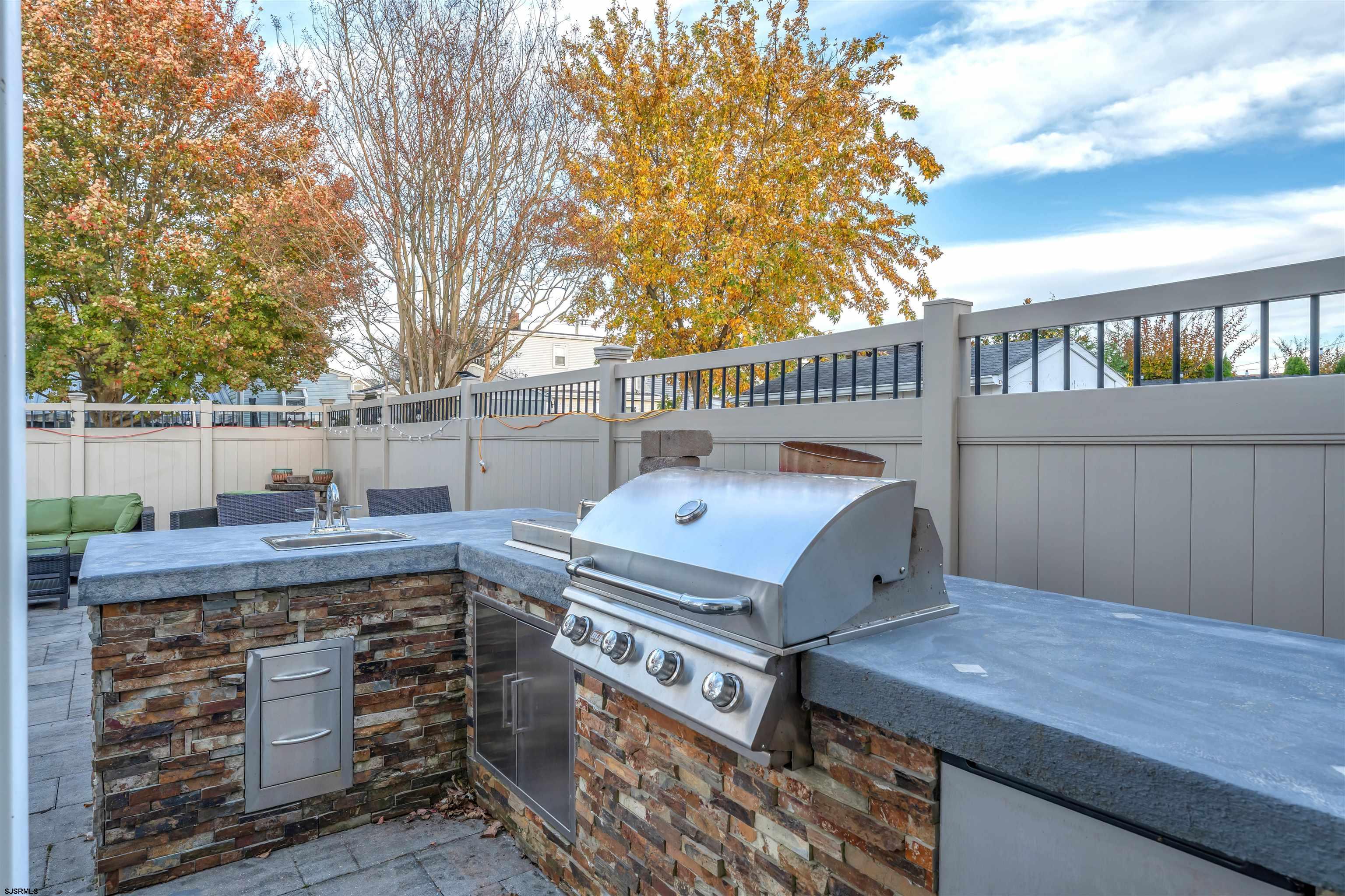 229 N Fredericksburg Ave