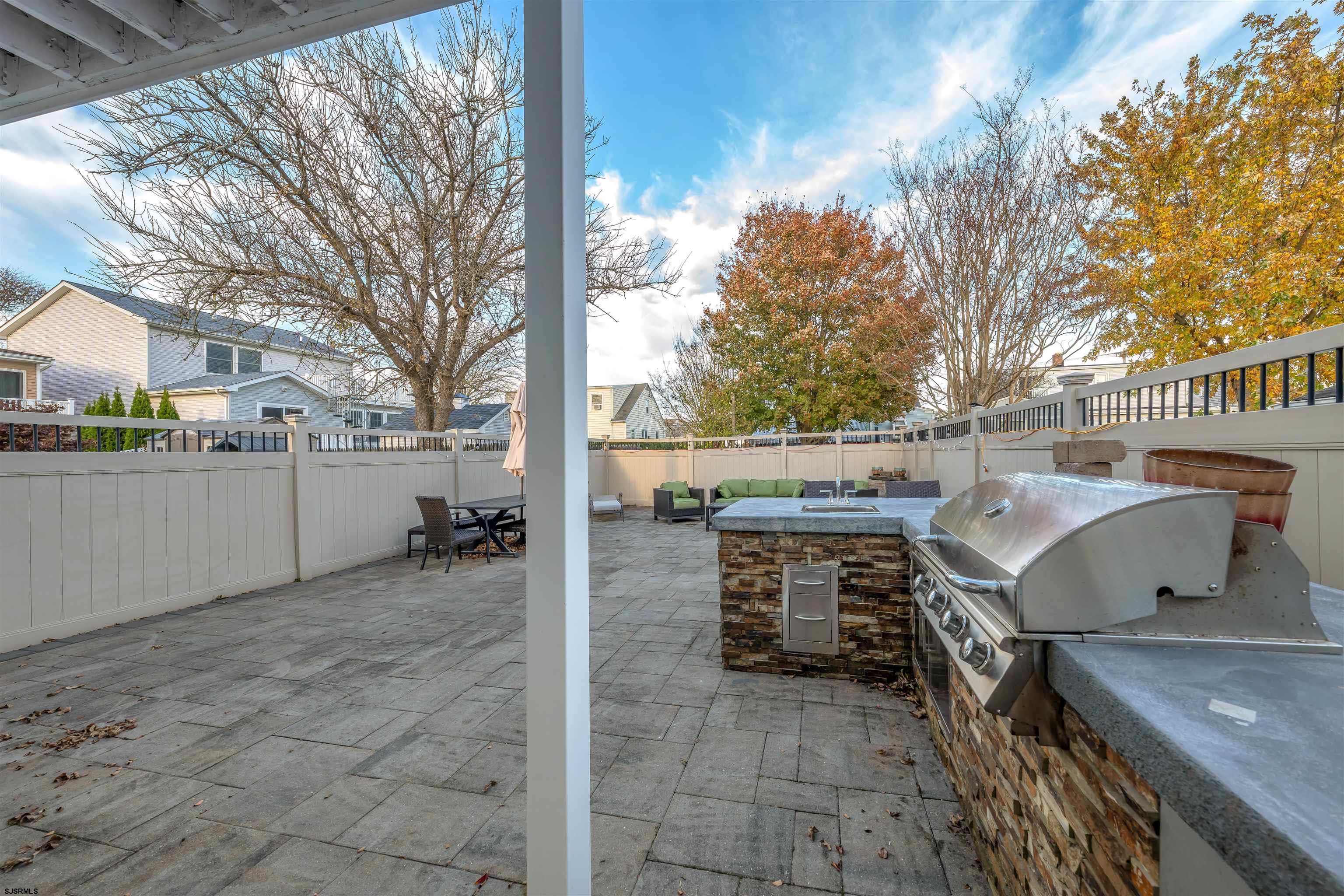 229 N Fredericksburg Ave