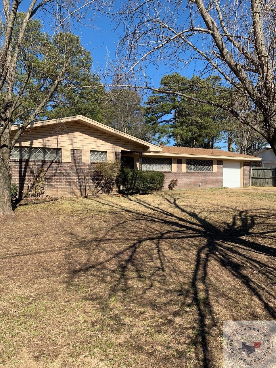 809 Redwater Rd, Wake Village, TX 75501
