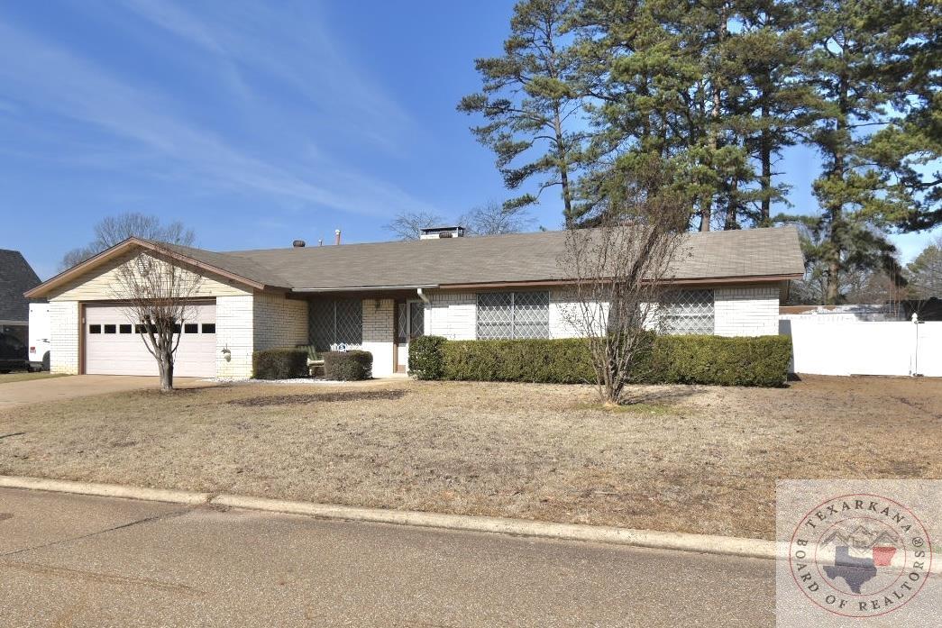 305 Northcrest Dr, Wake Village, TX 75501