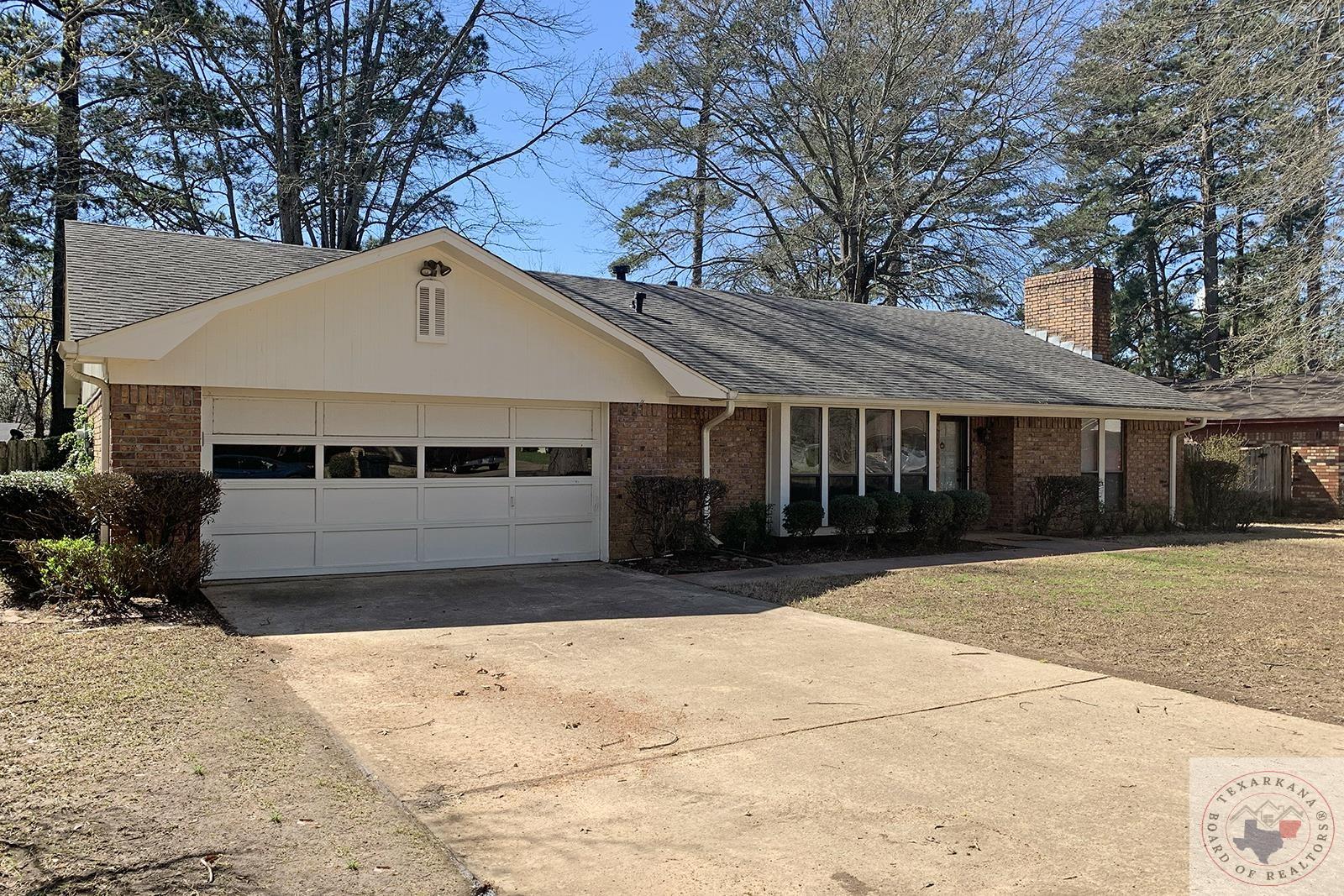 216 Edgewood Circle, Wake Village, TX 75501
