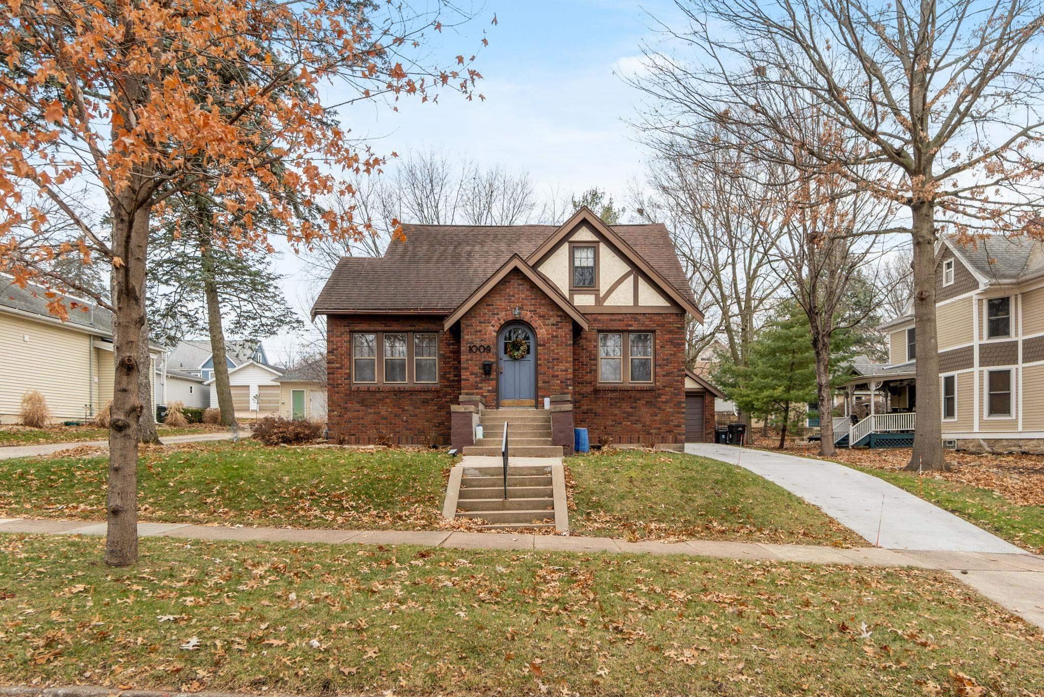 1009 Iowa Street, Cedar Falls, IA Ruhl&Ruhl