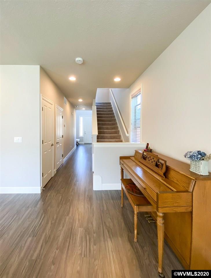 933 SE Bayshore Cl