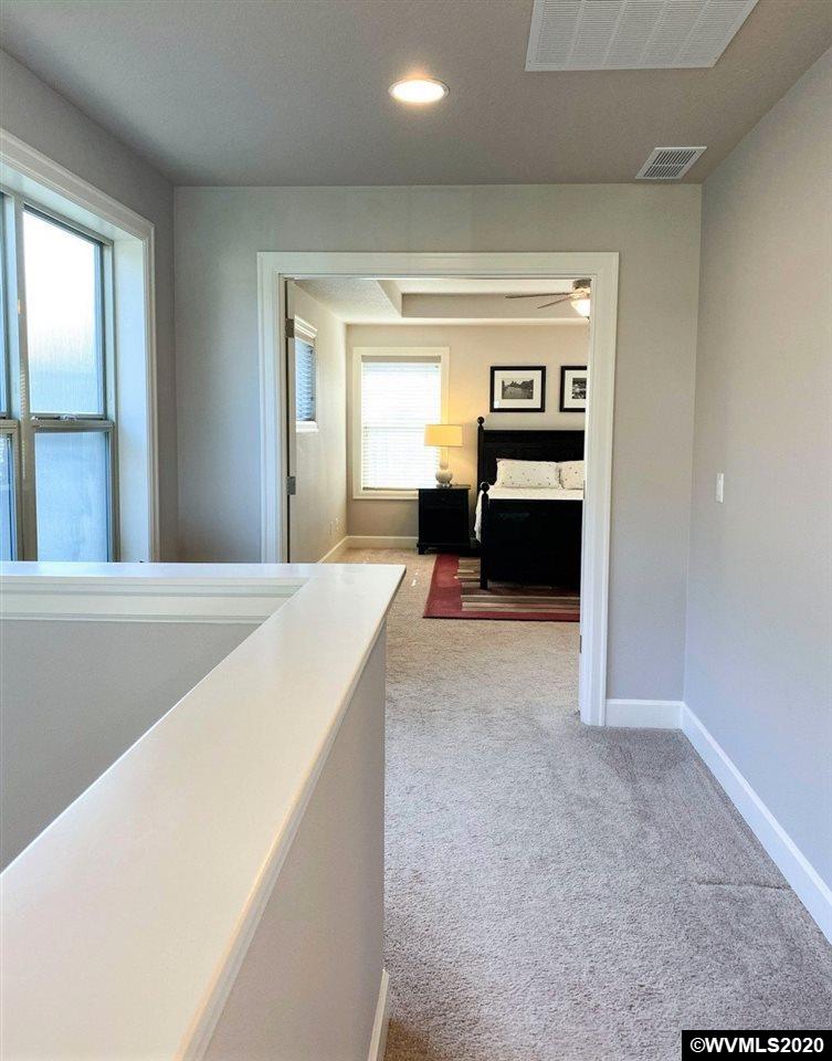 933 SE Bayshore Cl