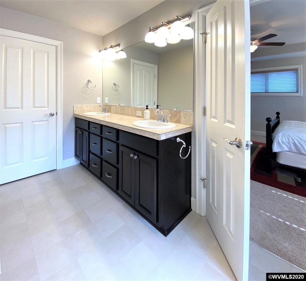 933 SE Bayshore Cl