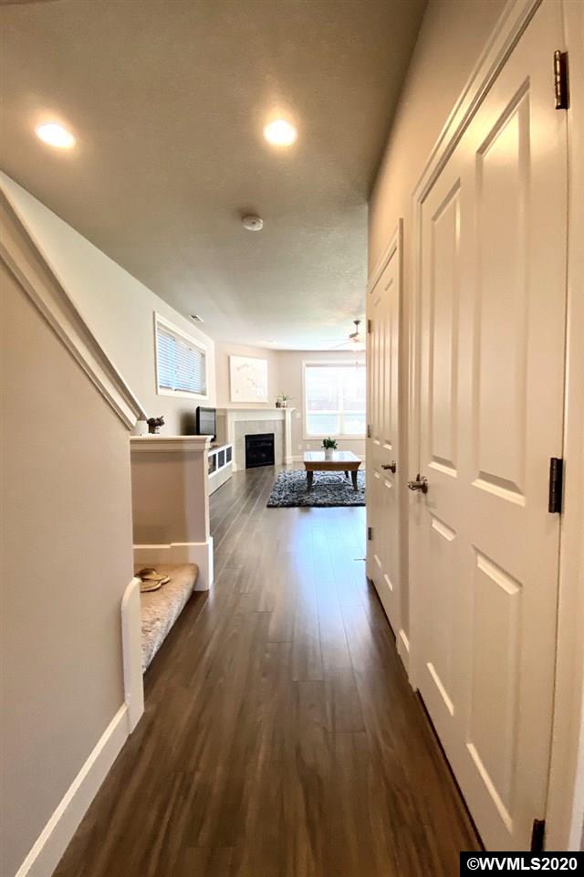 933 SE Bayshore Cl