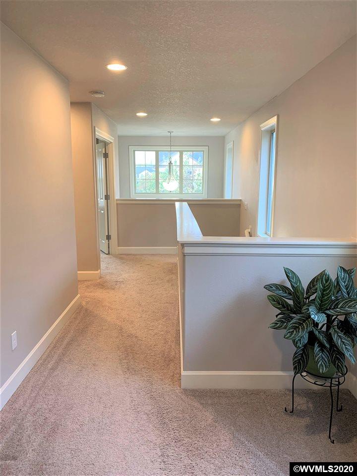 933 SE Bayshore Cl