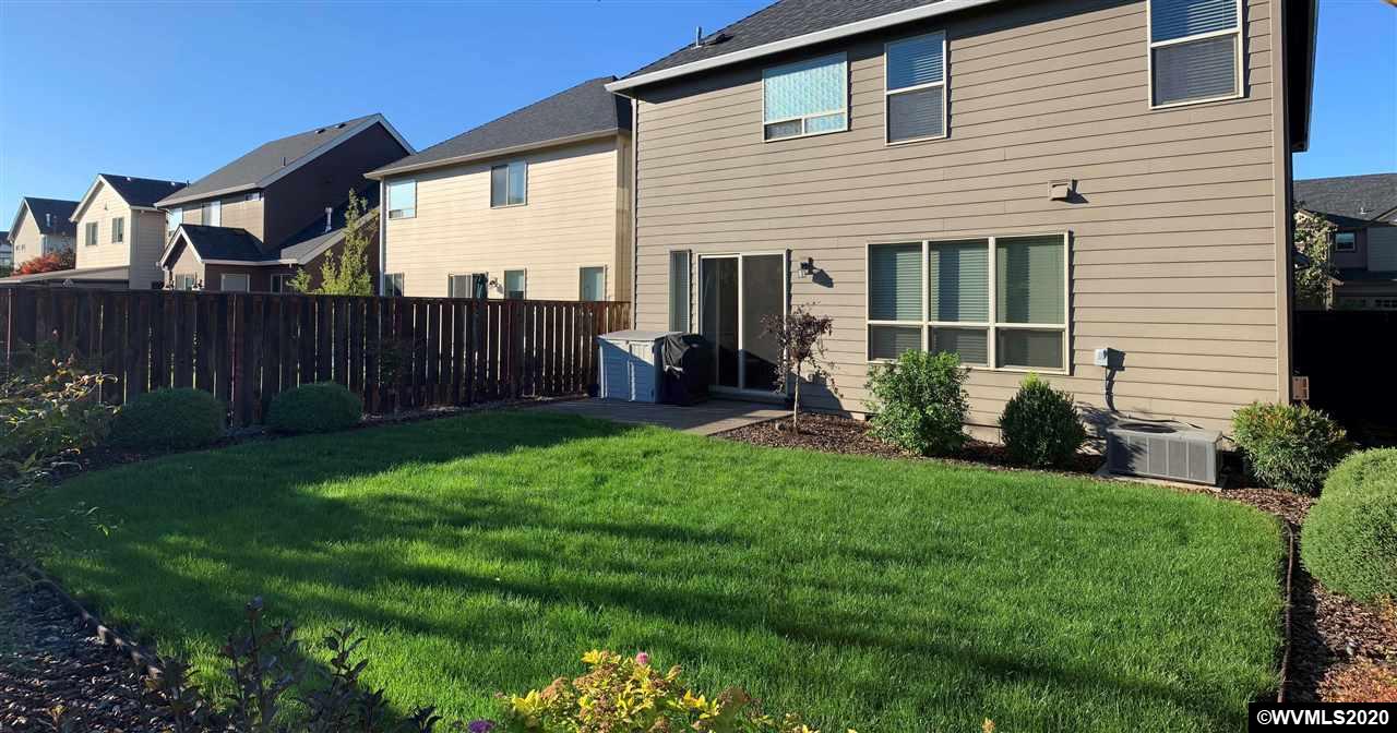 933 SE Bayshore Cl