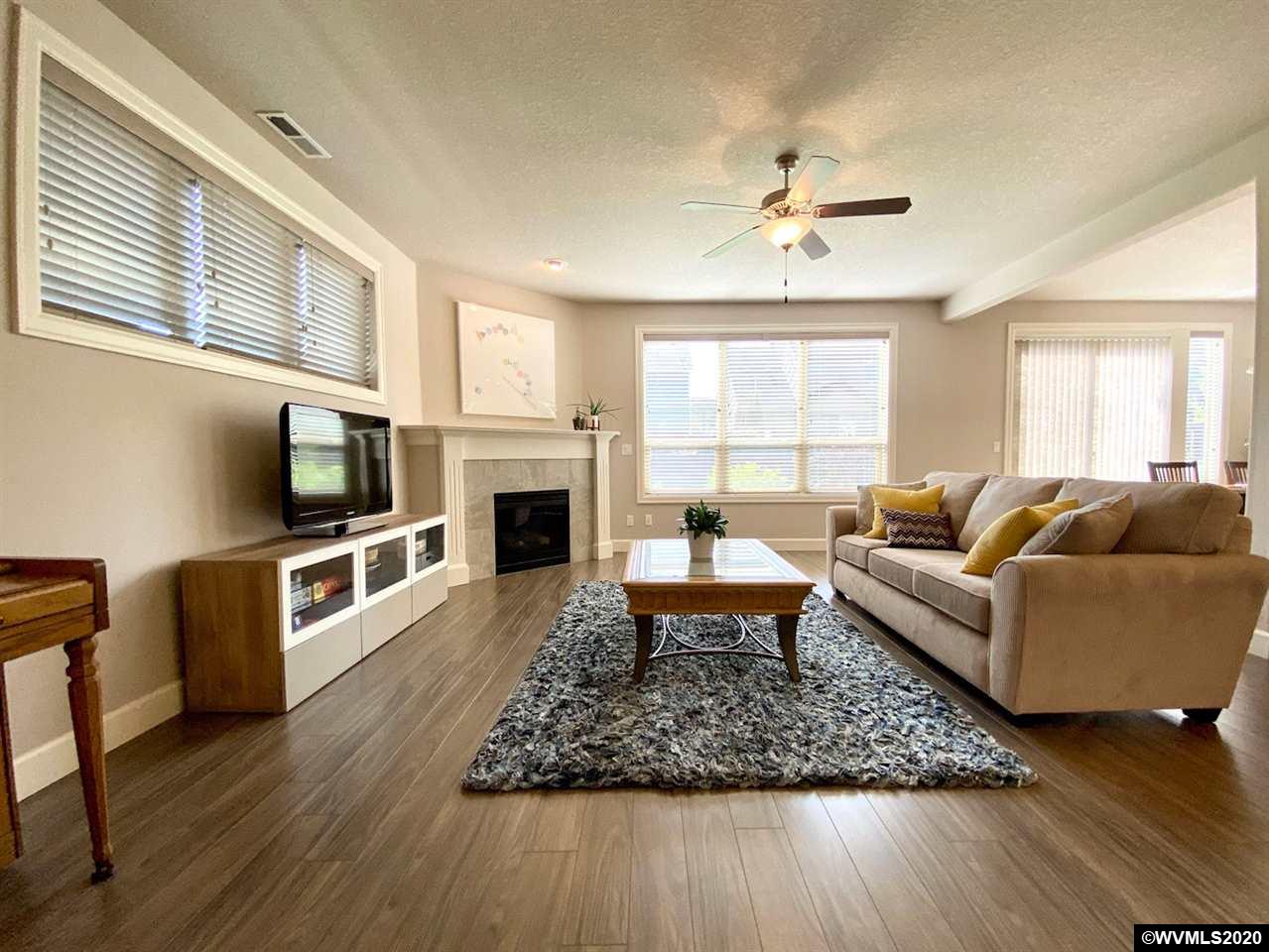 933 SE Bayshore Cl