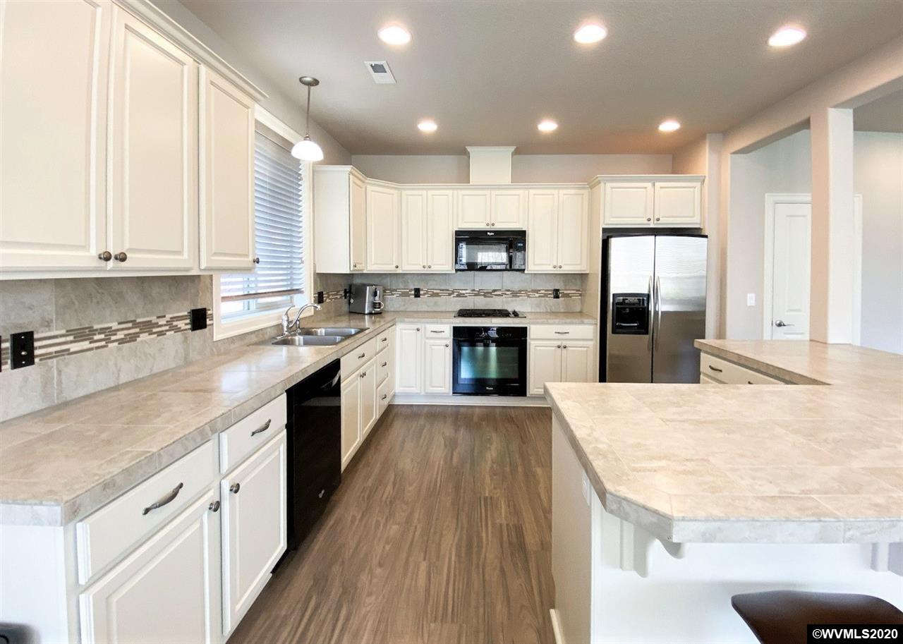 933 SE Bayshore Cl