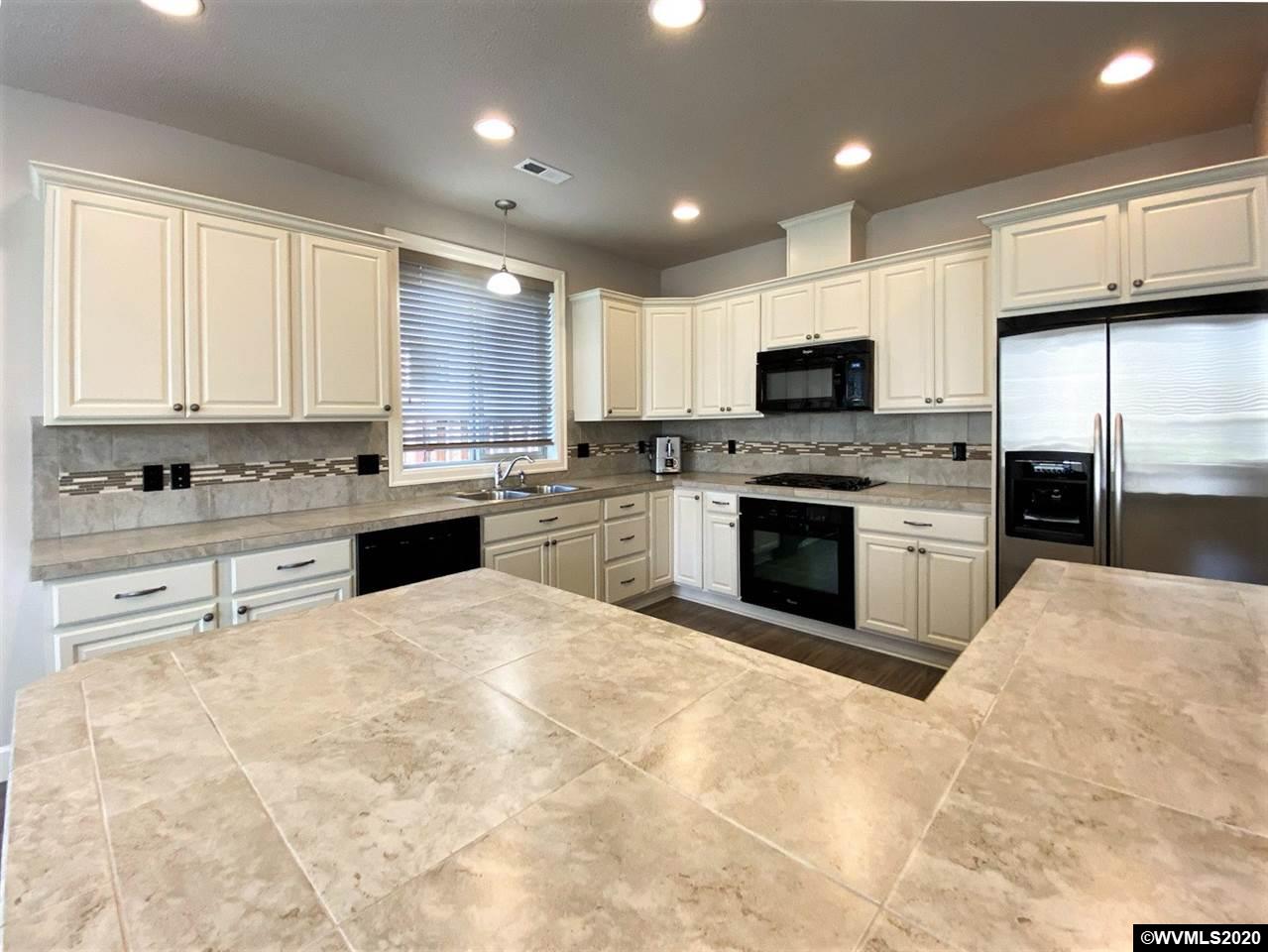 933 SE Bayshore Cl
