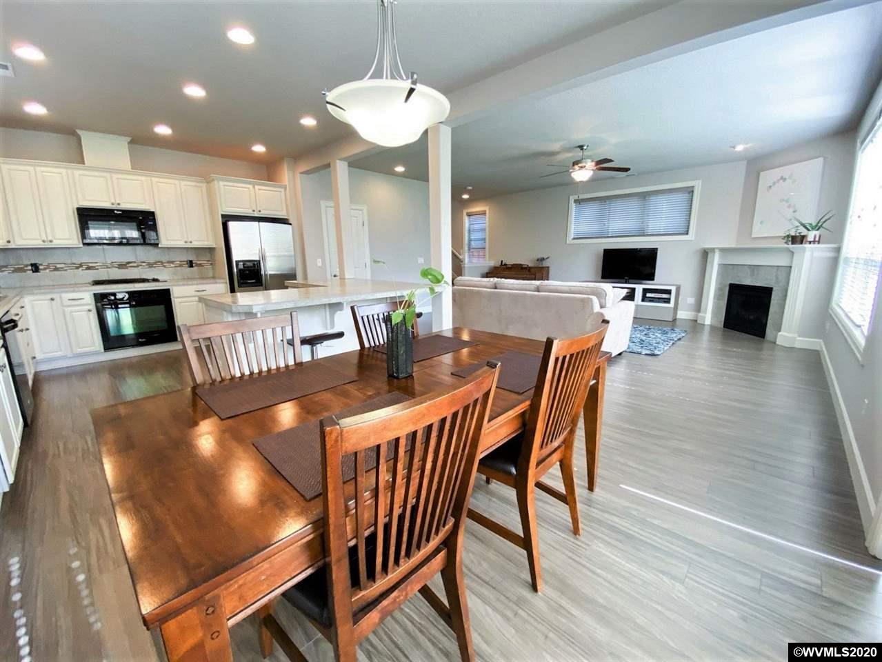 933 SE Bayshore Cl