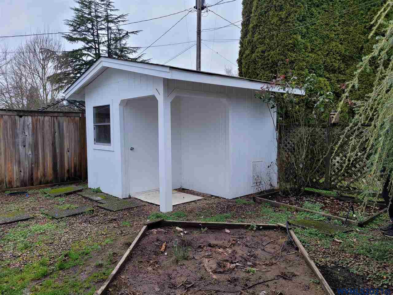 147 Cloverdale Dr NE