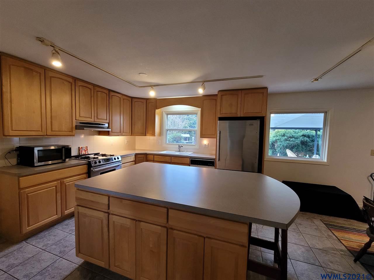 147 Cloverdale Dr NE