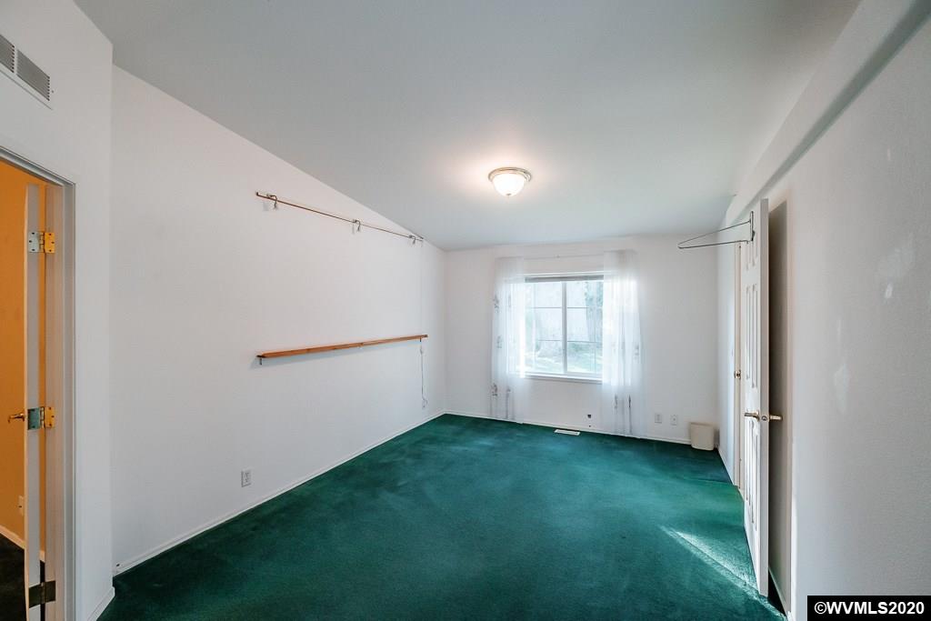 735 10th Av
