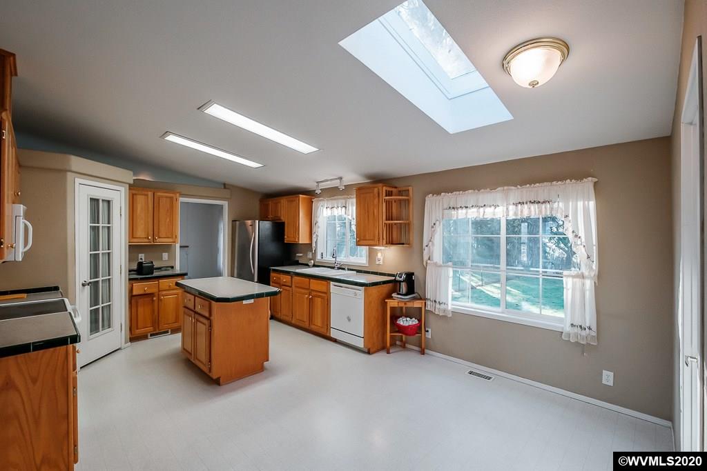 735 10th Av