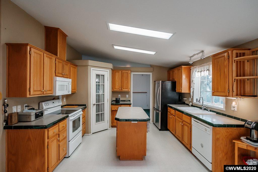 735 10th Av