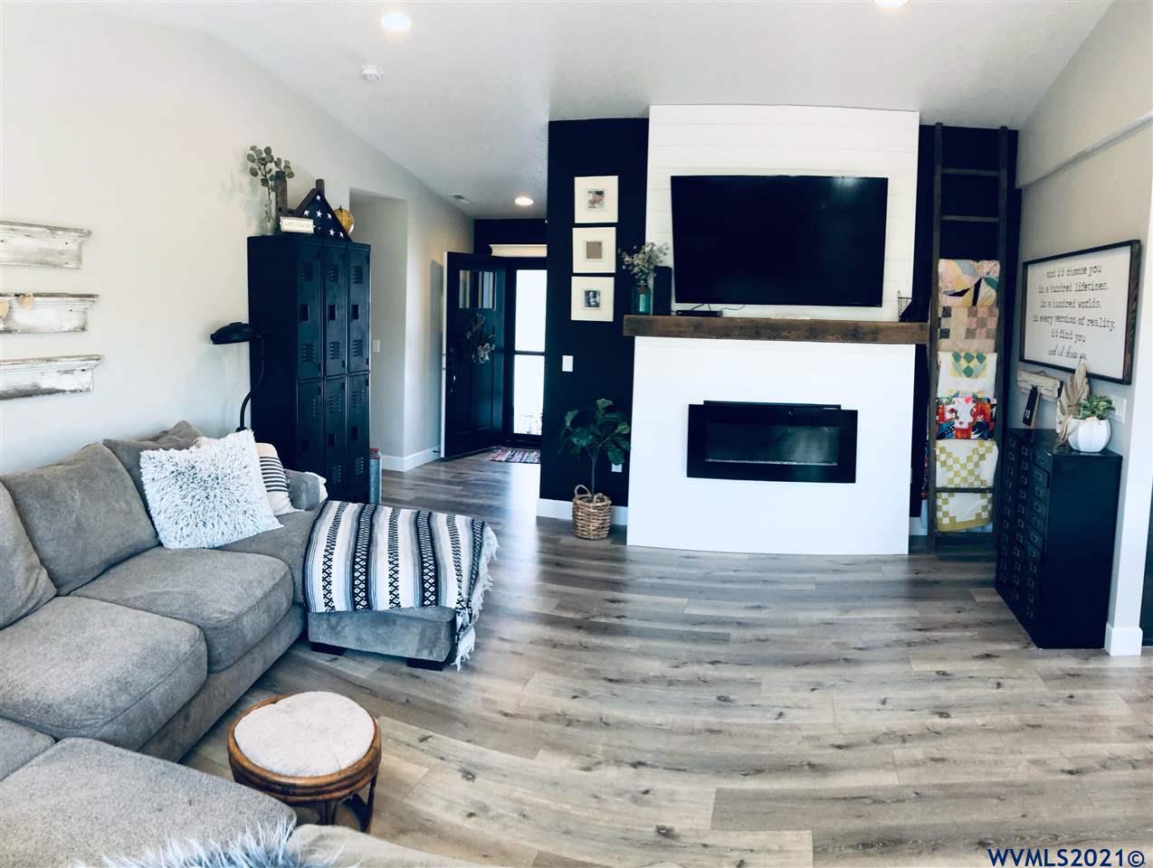 1026 Robbins Wy