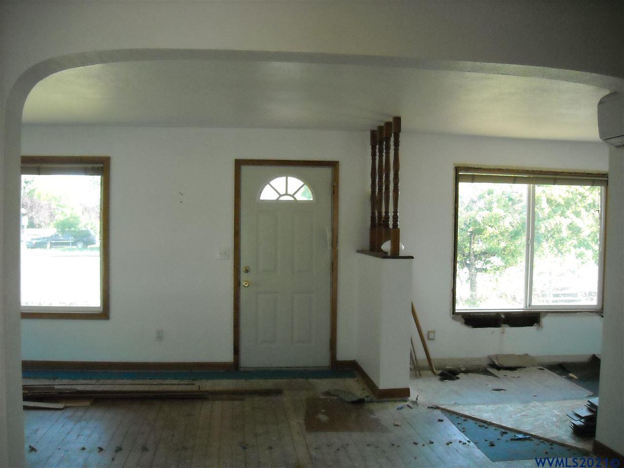 1543 Main St