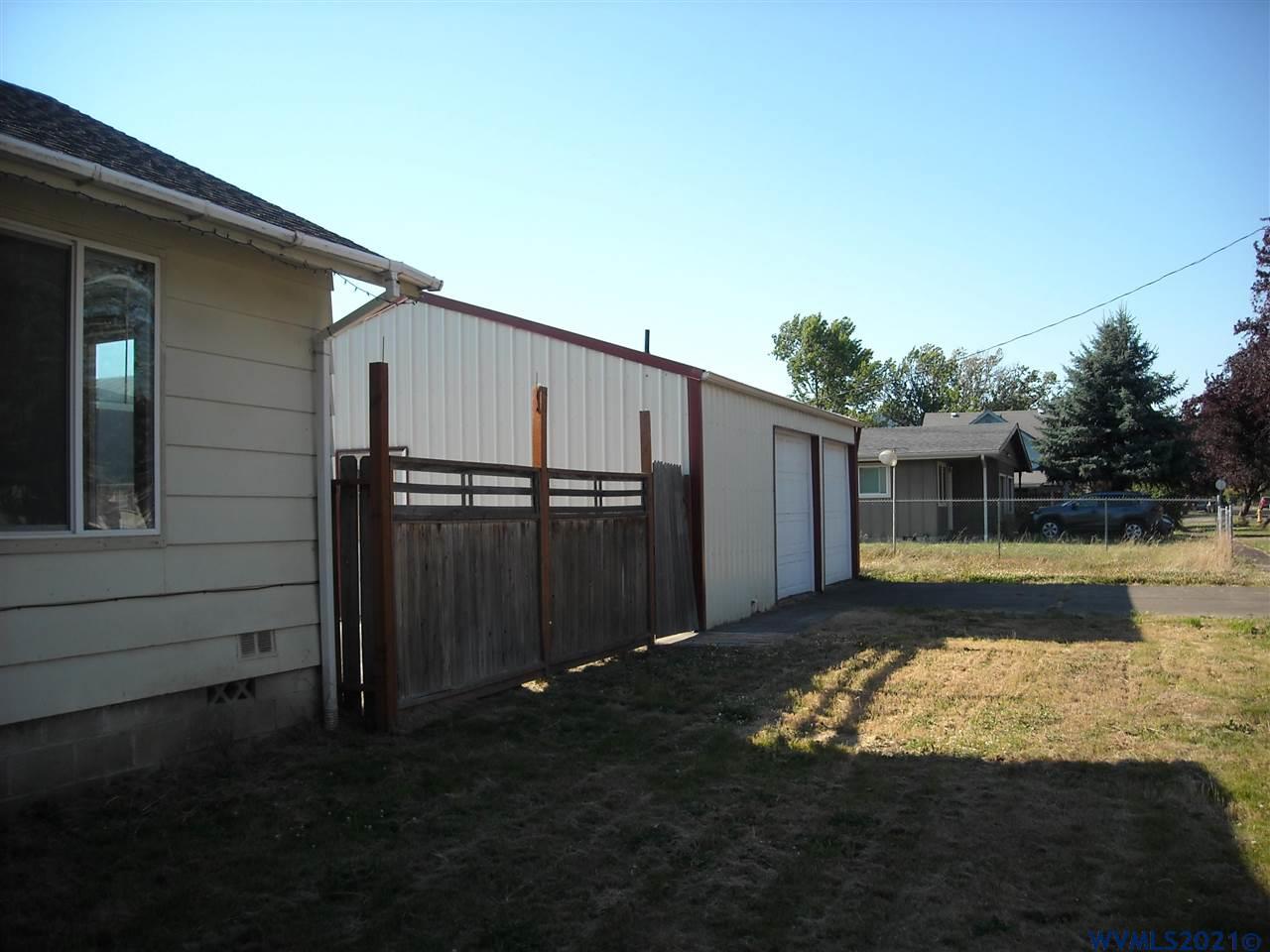 1543 Main St