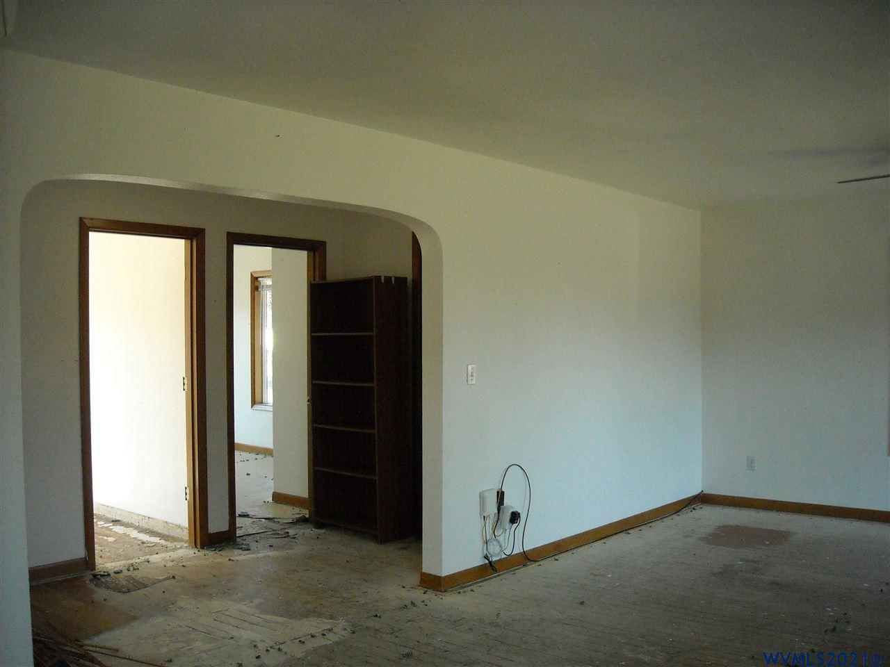 1543 Main St